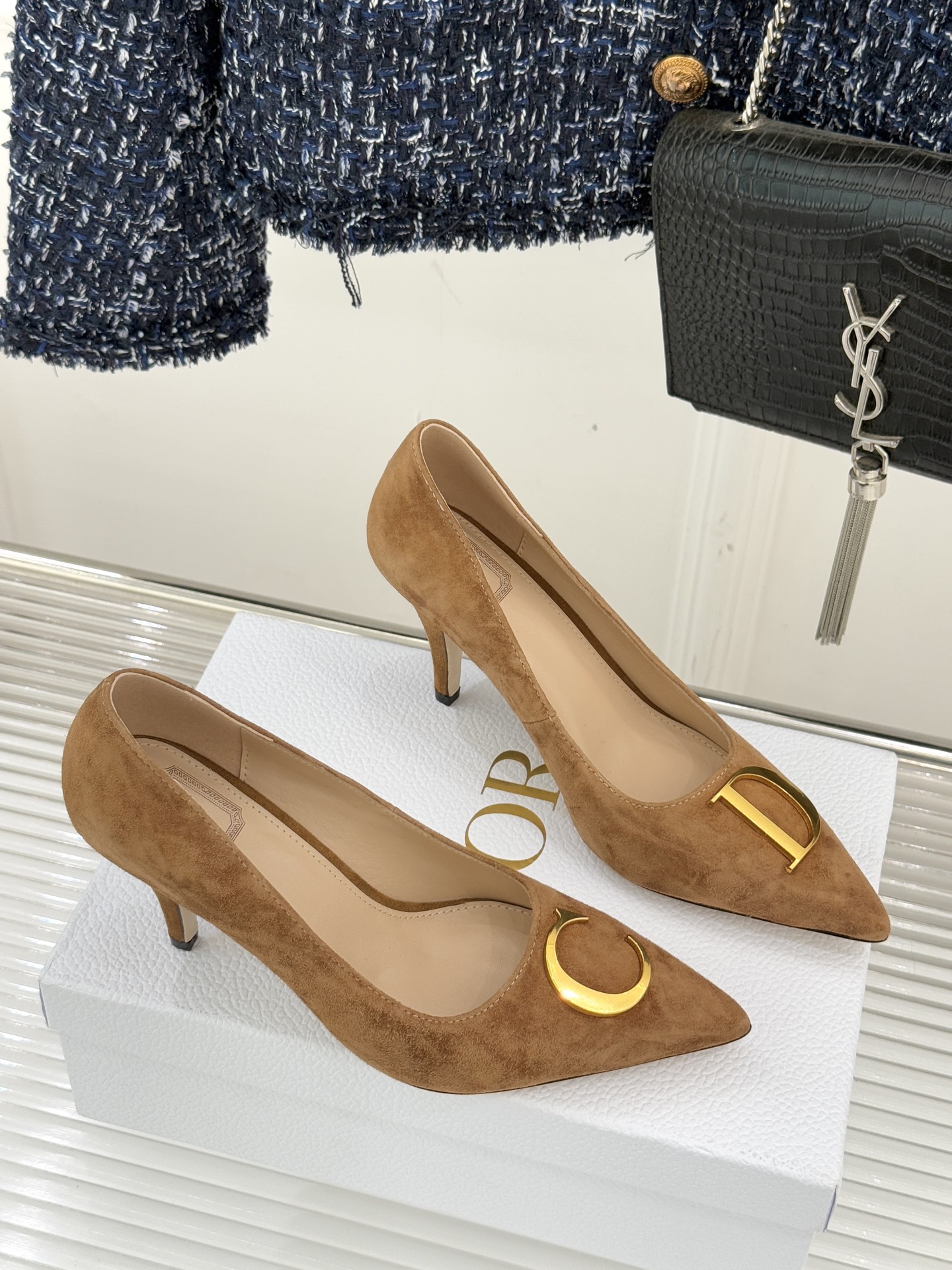 Dior/迪奥25WF新品CD金属扣尖头高跟鞋单鞋这款鞋以利落廓形重塑女性力量美学鞋跟高度拿捏得宜 既衬