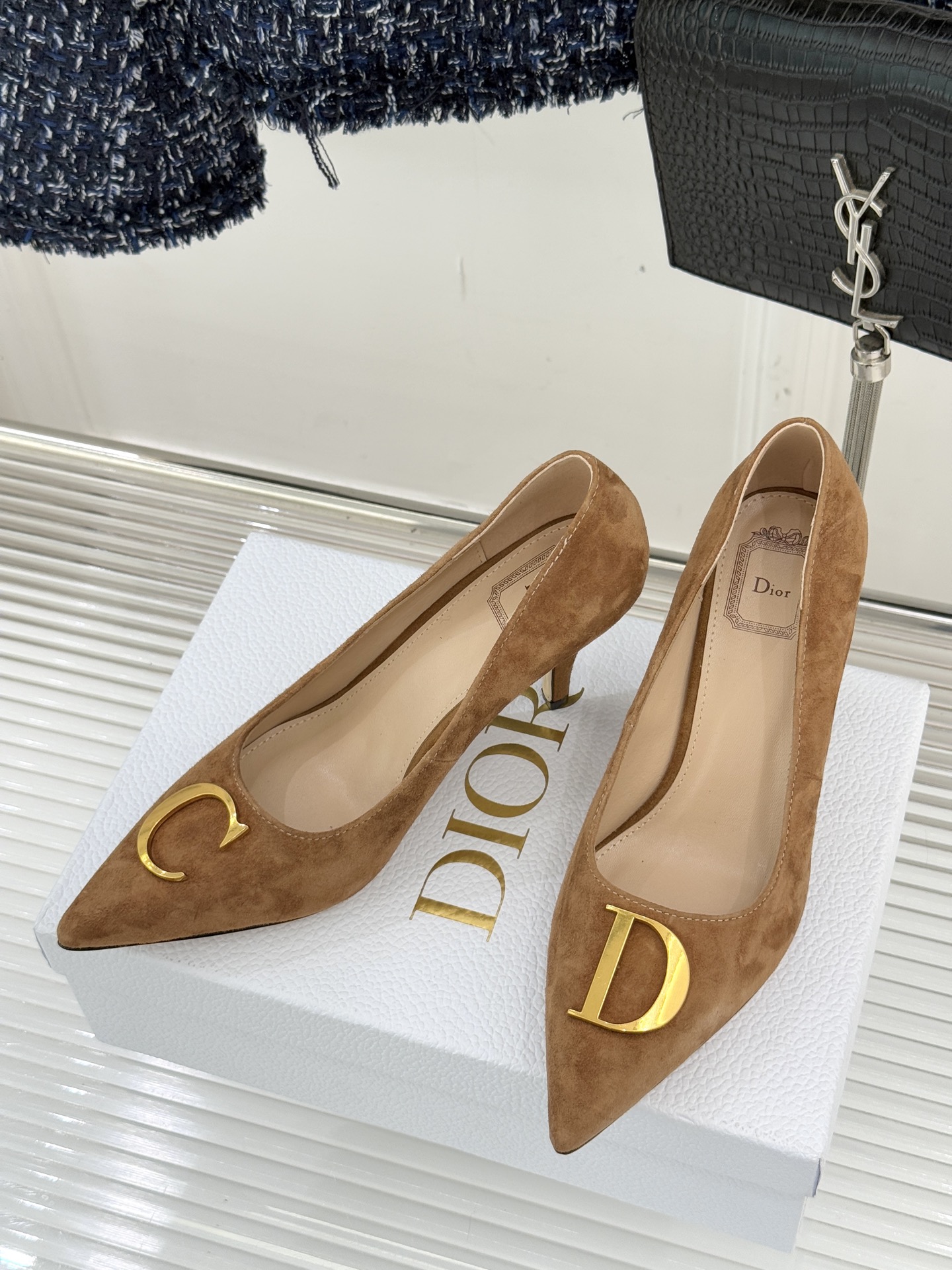 Dior/迪奥25WF新品CD金属扣尖头高跟鞋单鞋这款鞋以利落廓形重塑女性力量美学鞋跟高度拿捏得宜 既衬