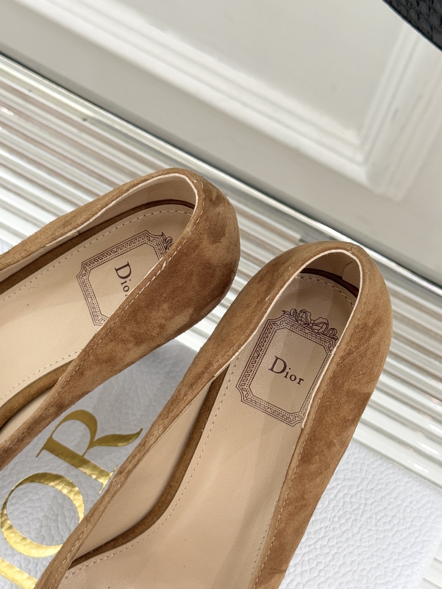 Dior/迪奥25WF新品CD金属扣尖头高跟鞋单鞋这款鞋以利落廓形重塑女性力量美学鞋跟高度拿捏得宜 既衬