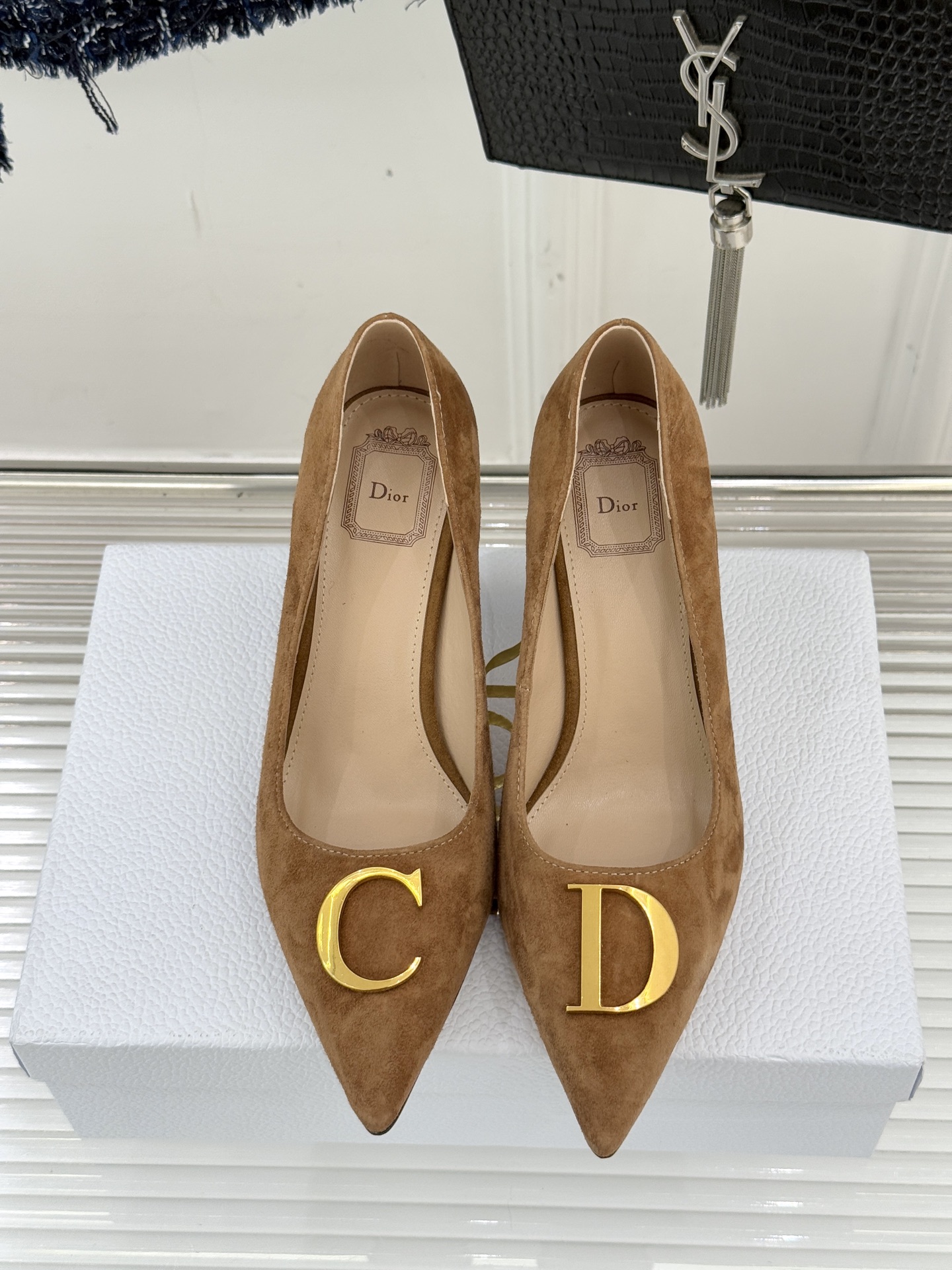 Dior/迪奥25WF新品CD金属扣尖头高跟鞋单鞋这款鞋以利落廓形重塑女性力量美学鞋跟高度拿捏得宜 既衬