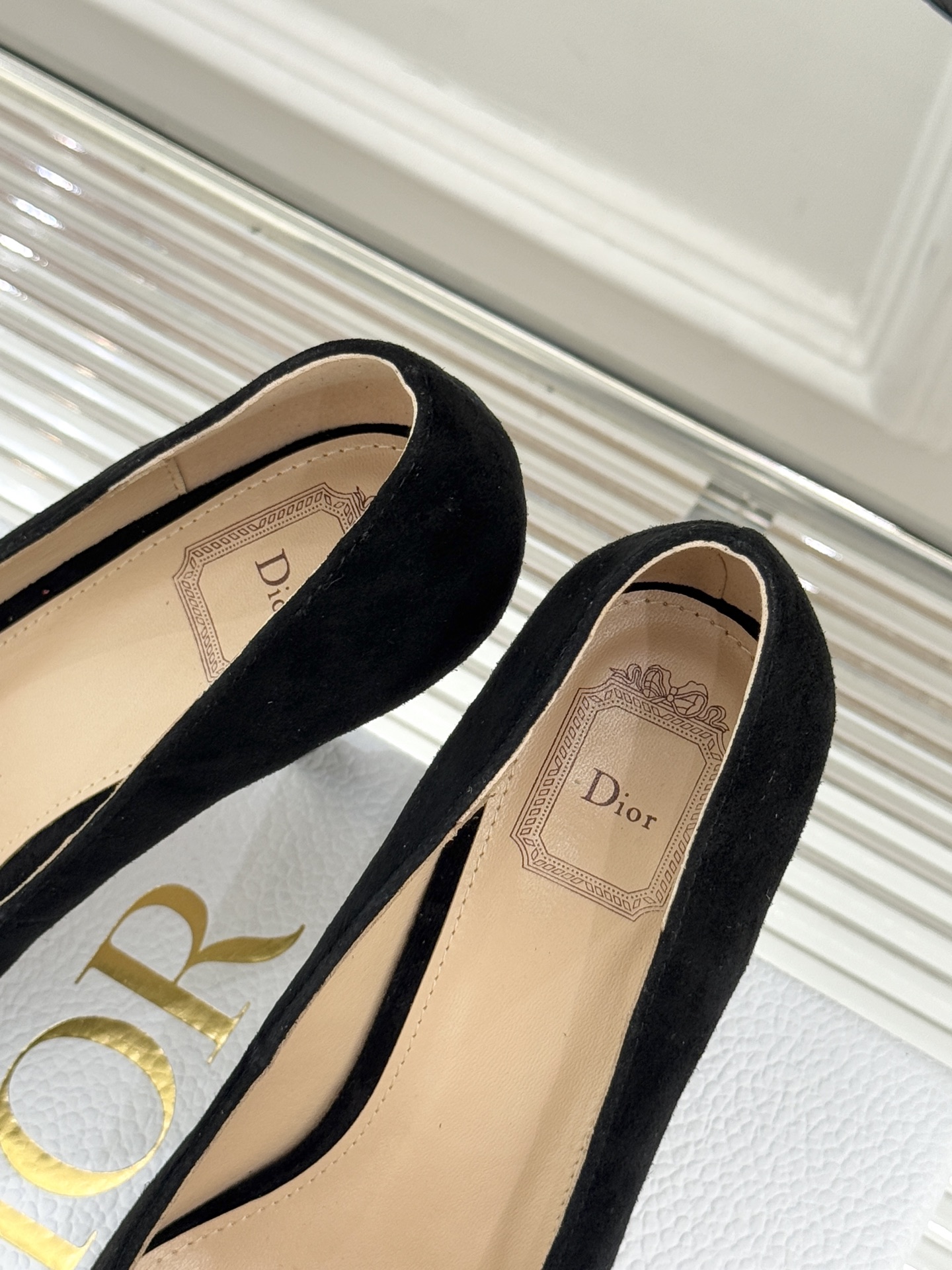 Dior/迪奥25WF新品CD金属扣尖头高跟鞋单鞋这款鞋以利落廓形重塑女性力量美学鞋跟高度拿捏得宜 既衬