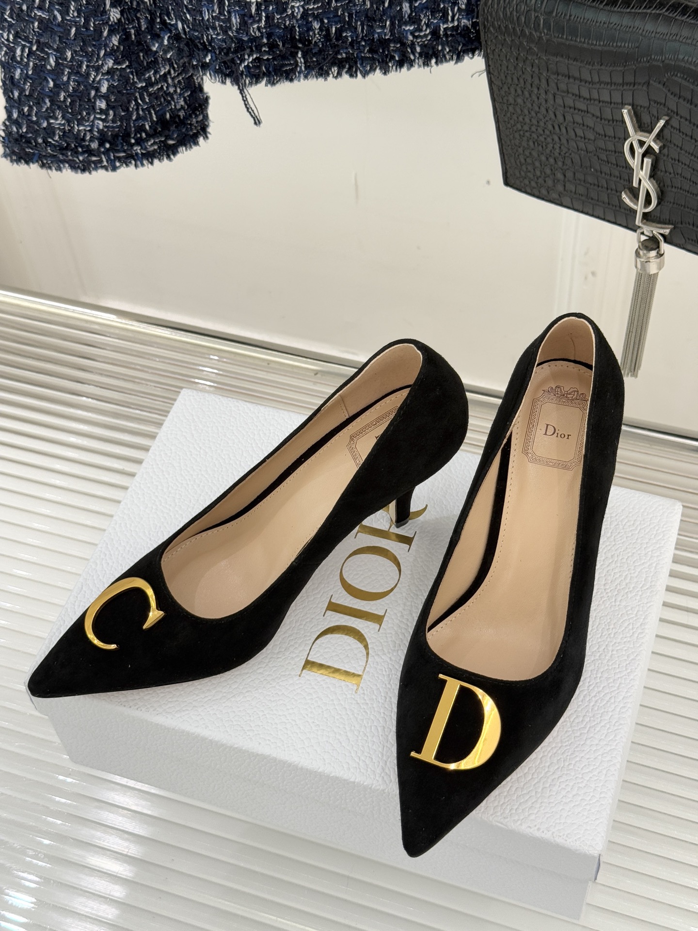 Dior/迪奥25WF新品CD金属扣尖头高跟鞋单鞋这款鞋以利落廓形重塑女性力量美学鞋跟高度拿捏得宜 既衬