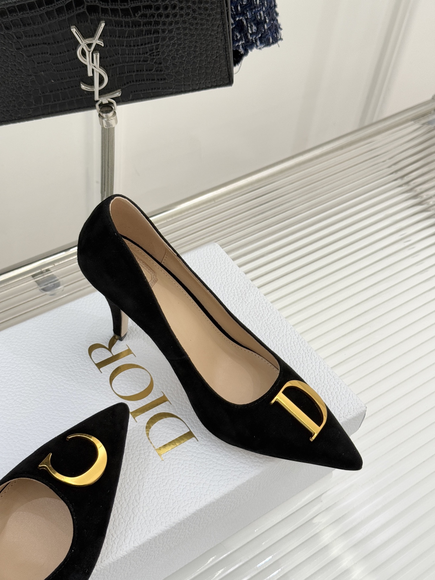 Dior/迪奥25WF新品CD金属扣尖头高跟鞋单鞋这款鞋以利落廓形重塑女性力量美学鞋跟高度拿捏得宜 既衬