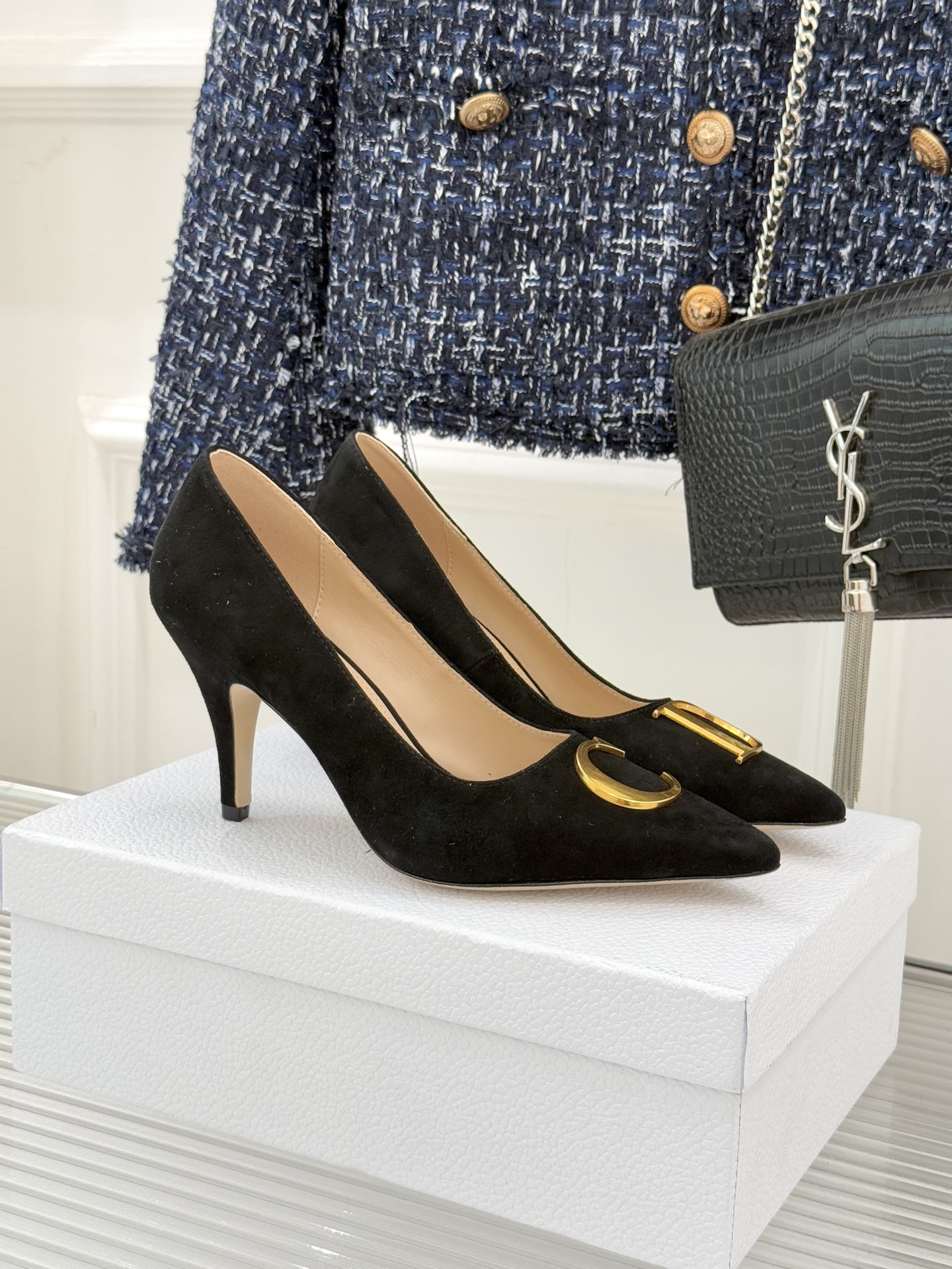 Dior/迪奥25WF新品CD金属扣尖头高跟鞋单鞋这款鞋以利落廓形重塑女性力量美学鞋跟高度拿捏得宜 既衬