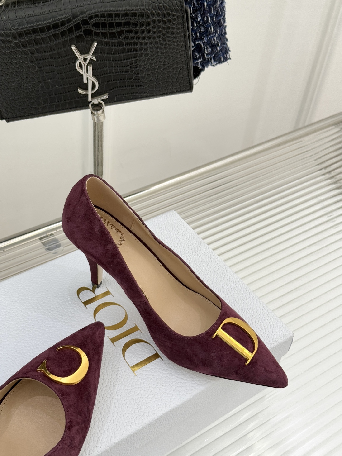 Dior/迪奥25WF新品CD金属扣尖头高跟鞋单鞋这款鞋以利落廓形重塑女性力量美学鞋跟高度拿捏得宜 既衬