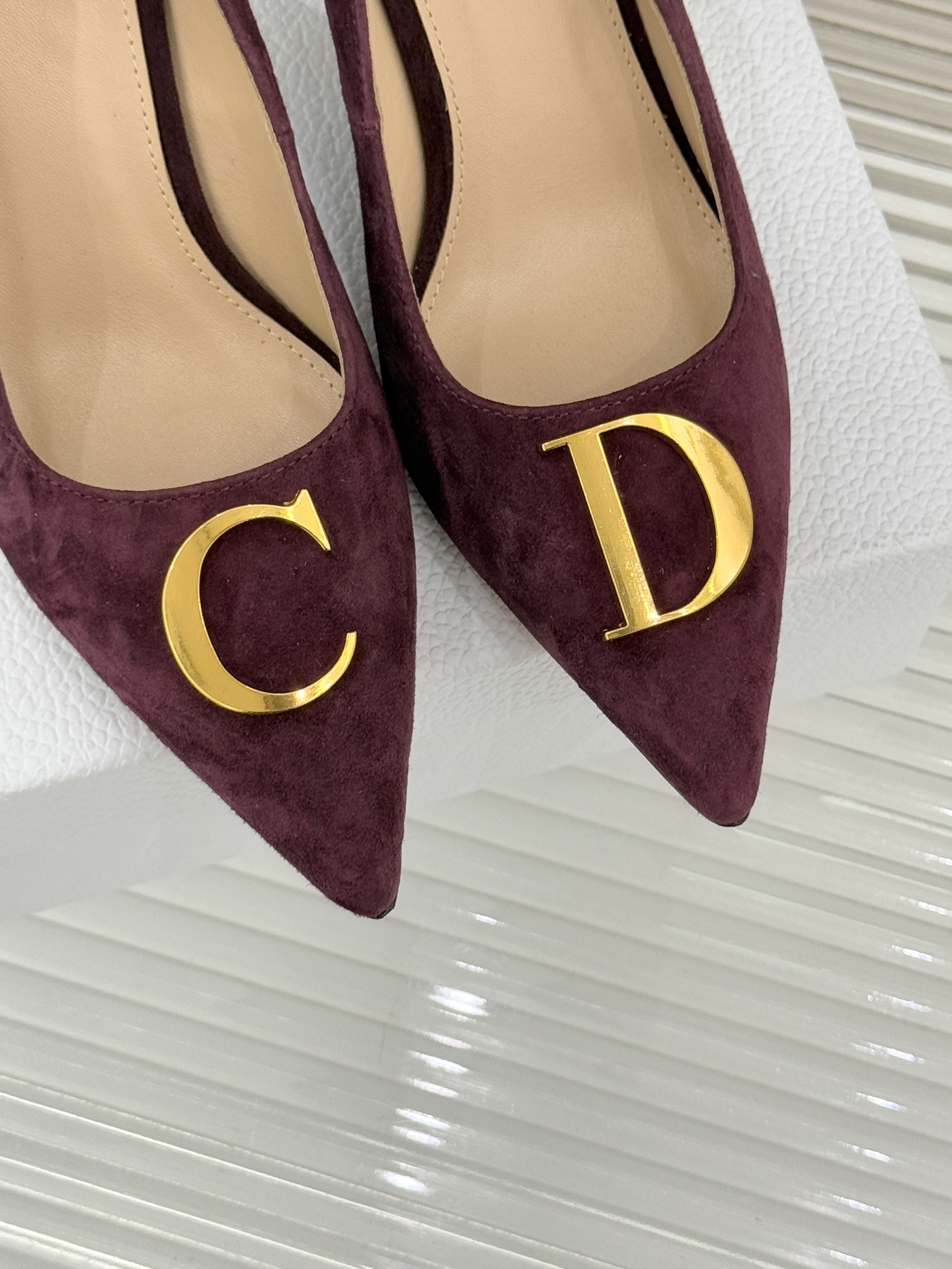 Dior/迪奥25WF新品CD金属扣尖头高跟鞋单鞋这款鞋以利落廓形重塑女性力量美学鞋跟高度拿捏得宜 既衬