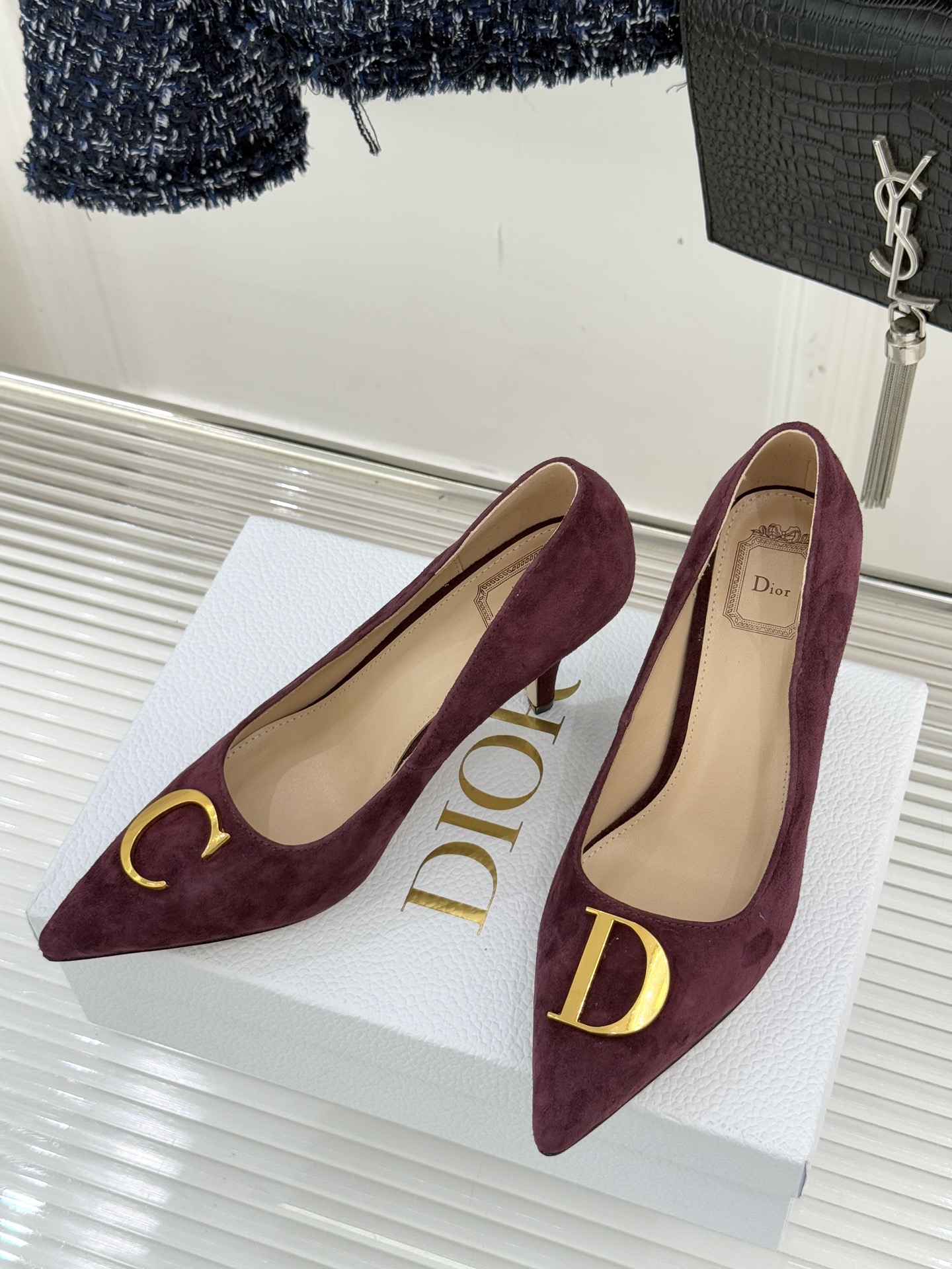 Dior/迪奥25WF新品CD金属扣尖头高跟鞋单鞋这款鞋以利落廓形重塑女性力量美学鞋跟高度拿捏得宜 既衬