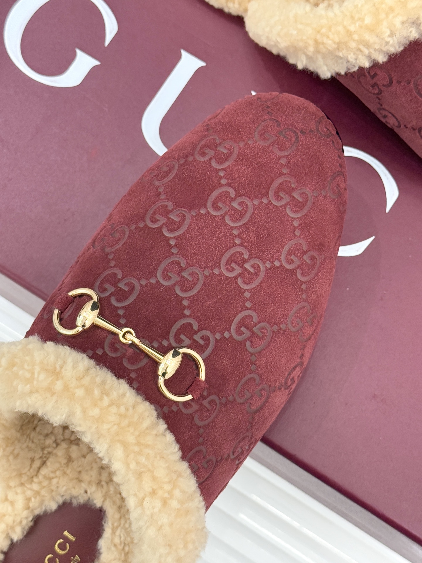 Gucci/古驰25WF新品马衔扣压花包头半拖毛拖经典马衔扣压花烙刻品牌基因进口柔软羊羔毛感裹住脚踝包头