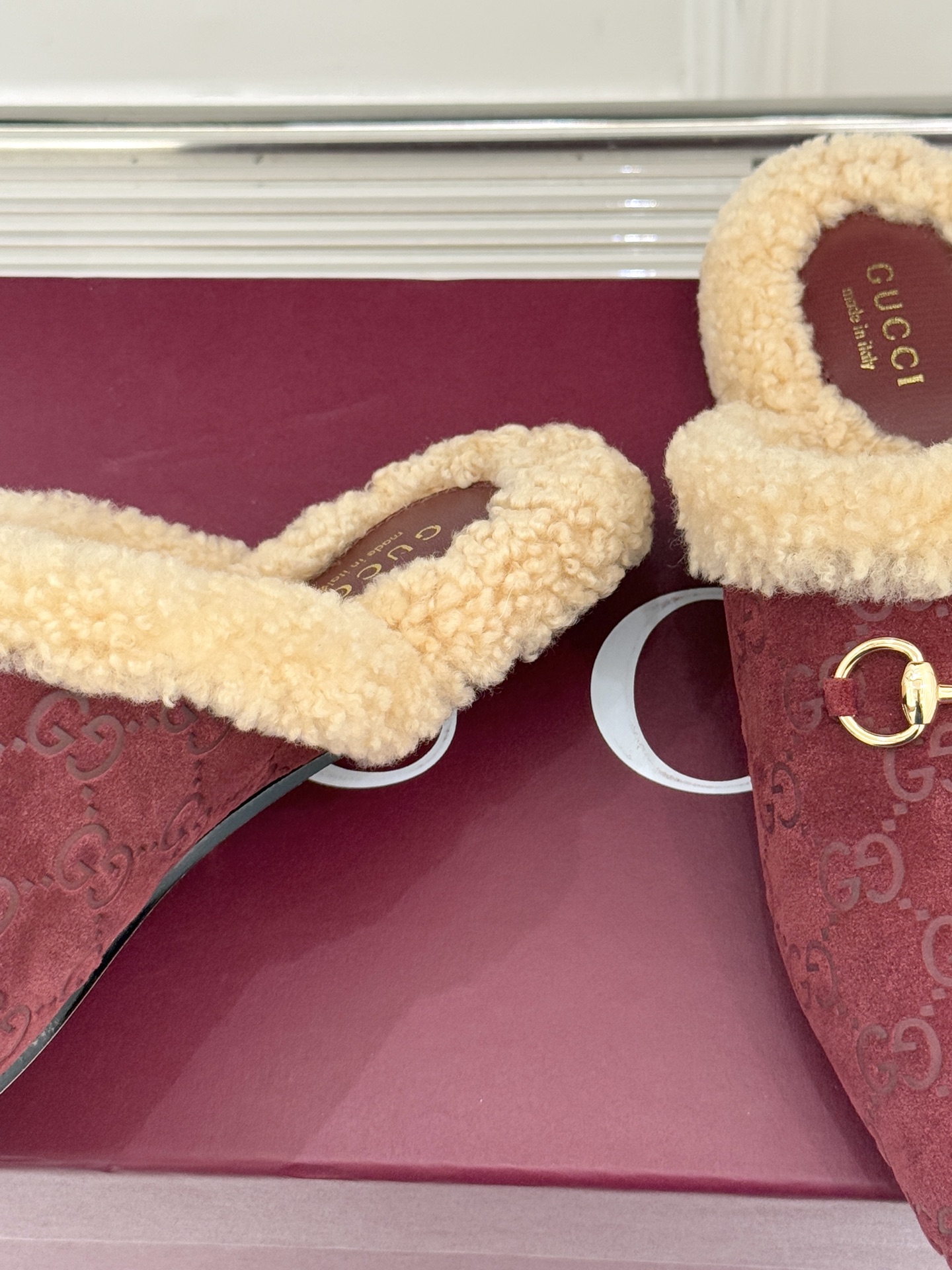 Gucci/古驰25WF新品马衔扣压花包头半拖毛拖经典马衔扣压花烙刻品牌基因进口柔软羊羔毛感裹住脚踝包头