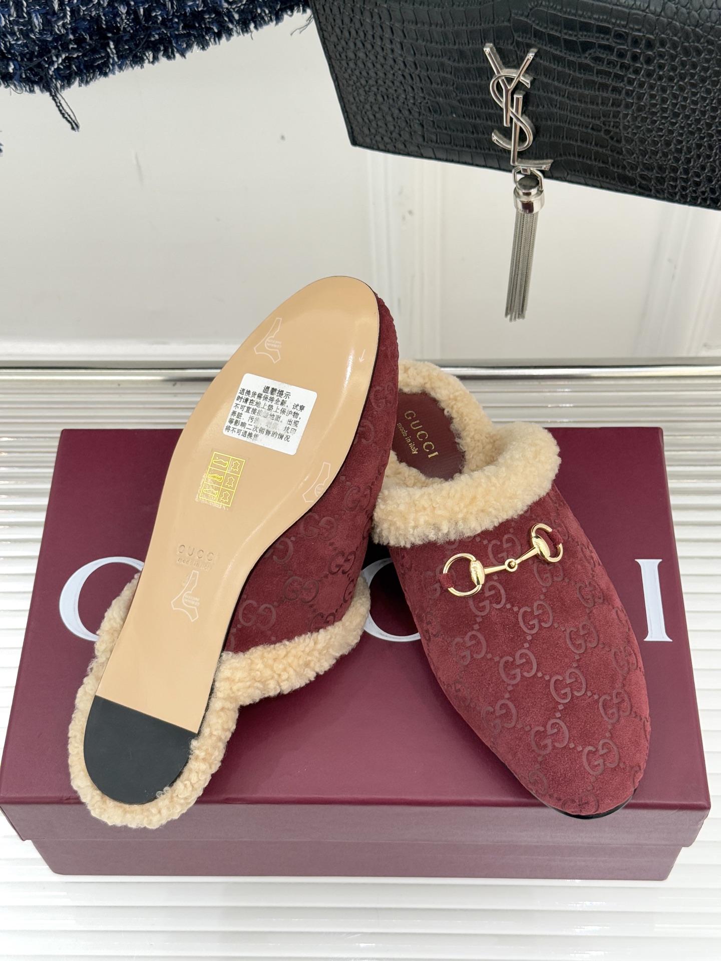 Gucci/古驰25WF新品马衔扣压花包头半拖毛拖经典马衔扣压花烙刻品牌基因进口柔软羊羔毛感裹住脚踝包头