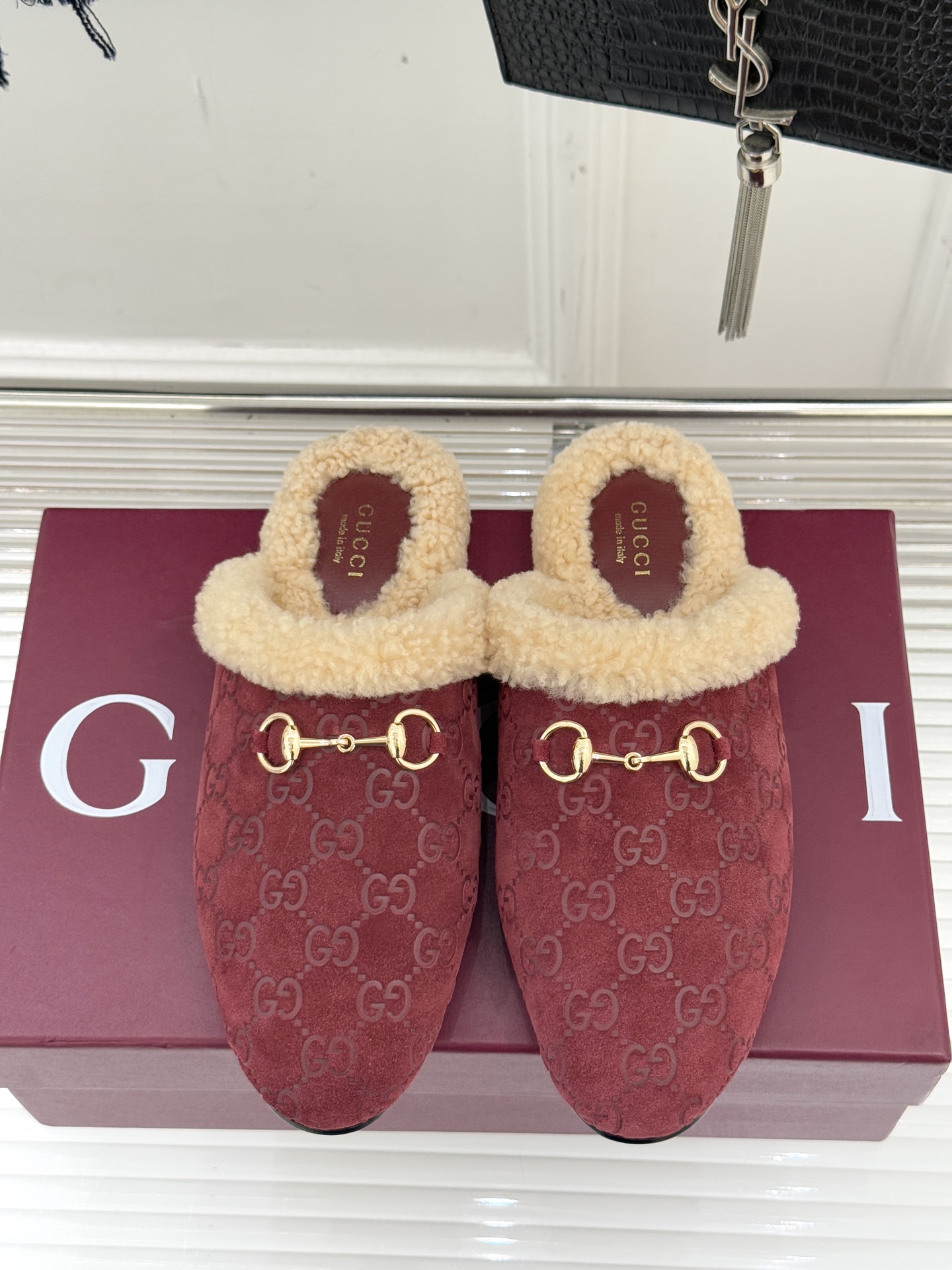 Gucci/古驰25WF新品马衔扣压花包头半拖毛拖经典马衔扣压花烙刻品牌基因进口柔软羊羔毛感裹住脚踝包头