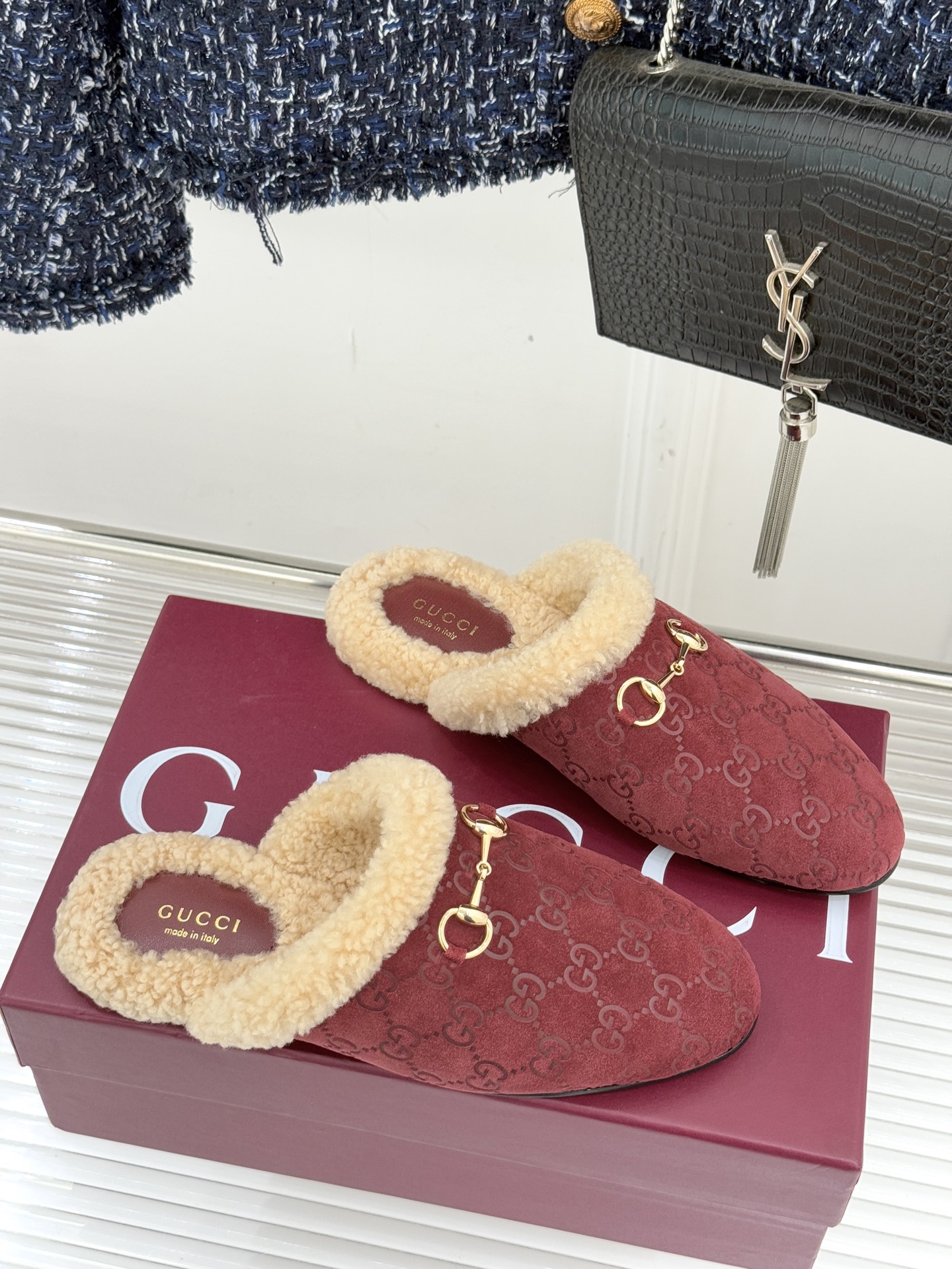 Gucci/古驰25WF新品马衔扣压花包头半拖毛拖经典马衔扣压花烙刻品牌基因进口柔软羊羔毛感裹住脚踝包头