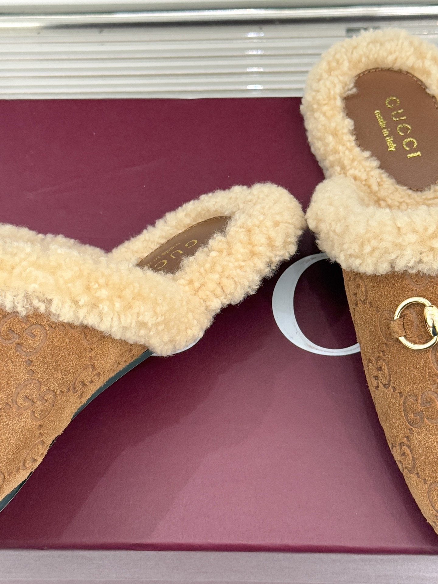 Gucci/古驰25WF新品马衔扣压花包头半拖毛拖经典马衔扣压花烙刻品牌基因进口柔软羊羔毛感裹住脚踝包头