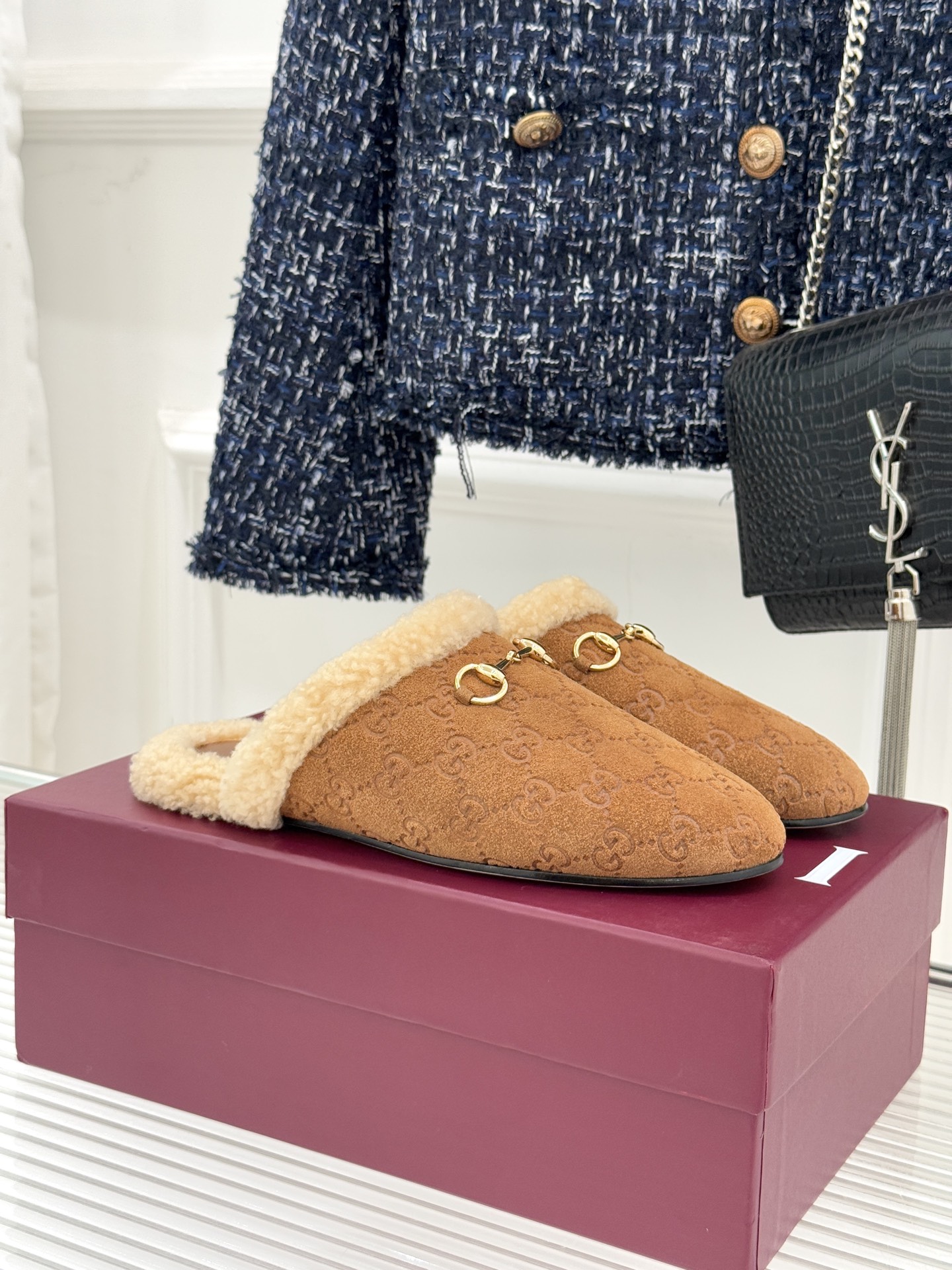 Gucci/古驰25WF新品马衔扣压花包头半拖毛拖经典马衔扣压花烙刻品牌基因进口柔软羊羔毛感裹住脚踝包头