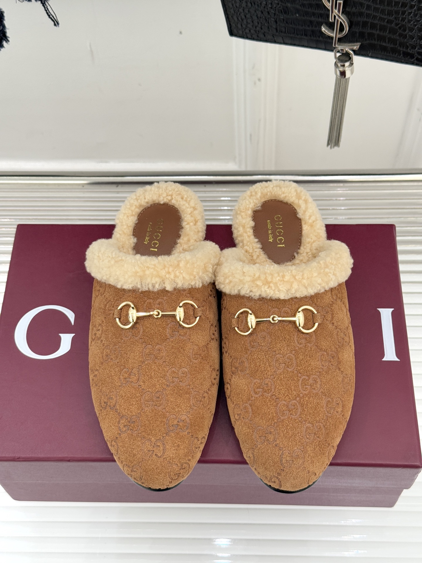 Gucci/古驰25WF新品马衔扣压花包头半拖毛拖经典马衔扣压花烙刻品牌基因进口柔软羊羔毛感裹住脚踝包头