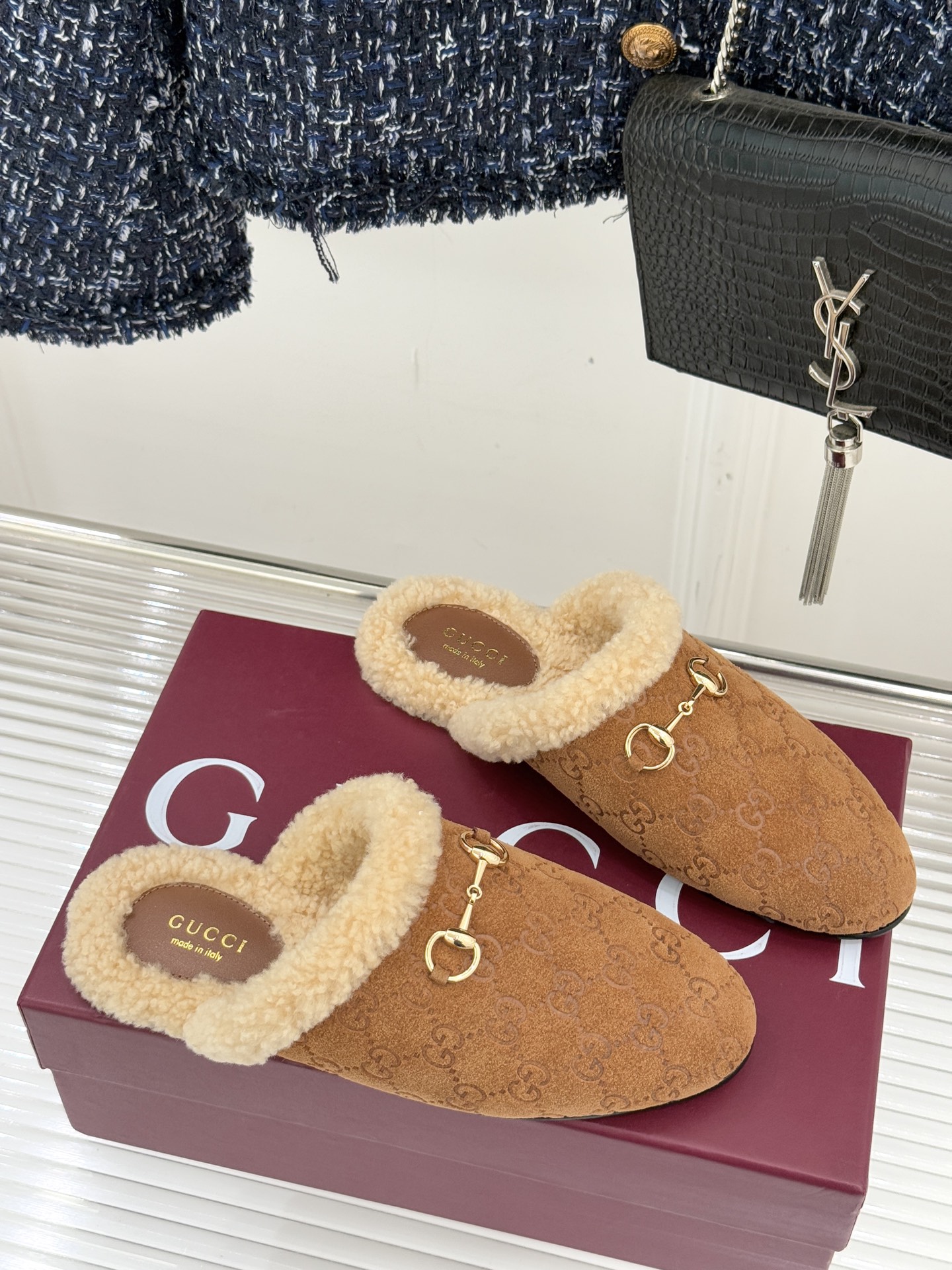 Gucci/古驰25WF新品马衔扣压花包头半拖毛拖经典马衔扣压花烙刻品牌基因进口柔软羊羔毛感裹住脚踝包头