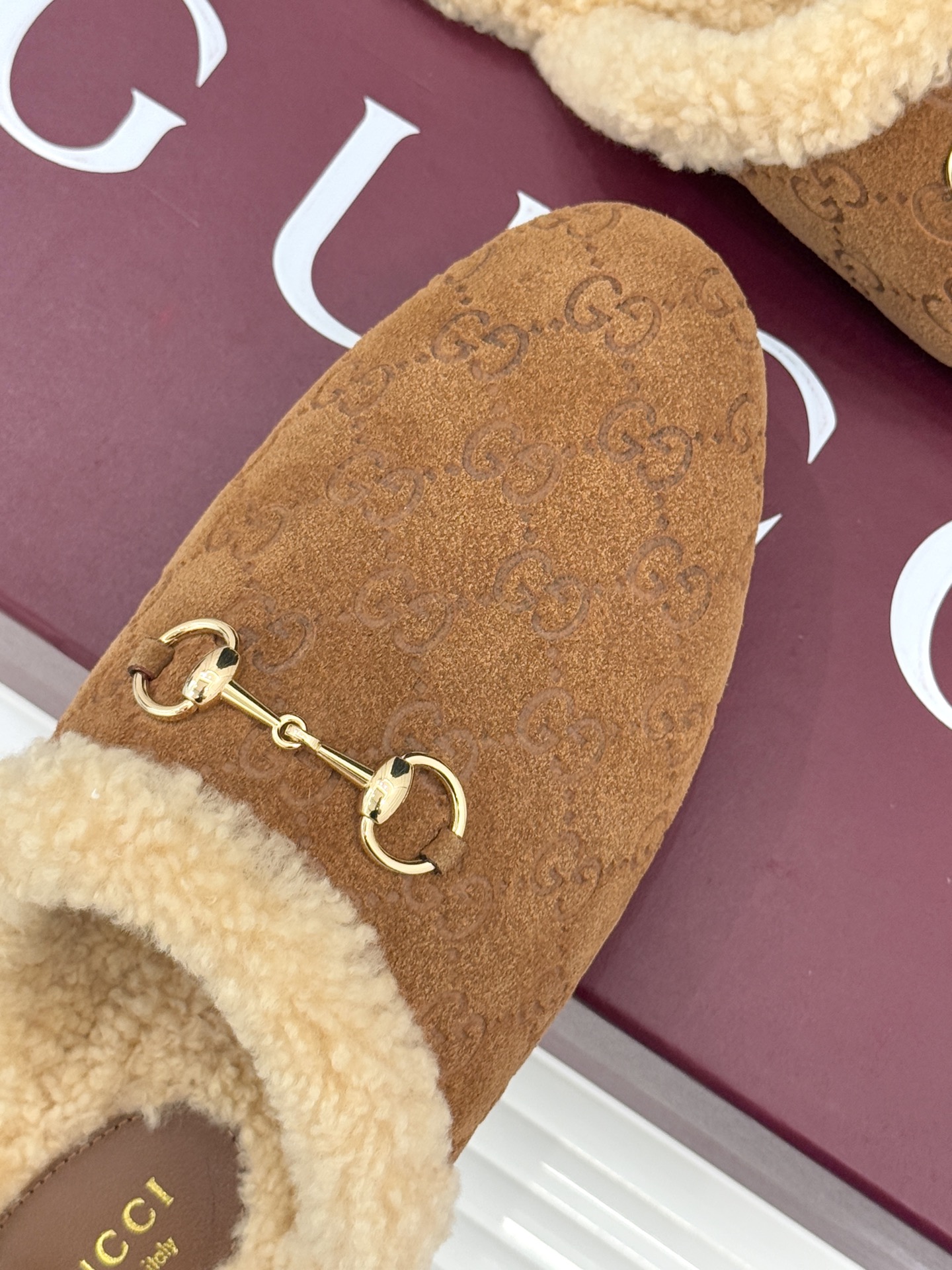 Gucci/古驰25WF新品马衔扣压花包头半拖毛拖经典马衔扣压花烙刻品牌基因进口柔软羊羔毛感裹住脚踝包头