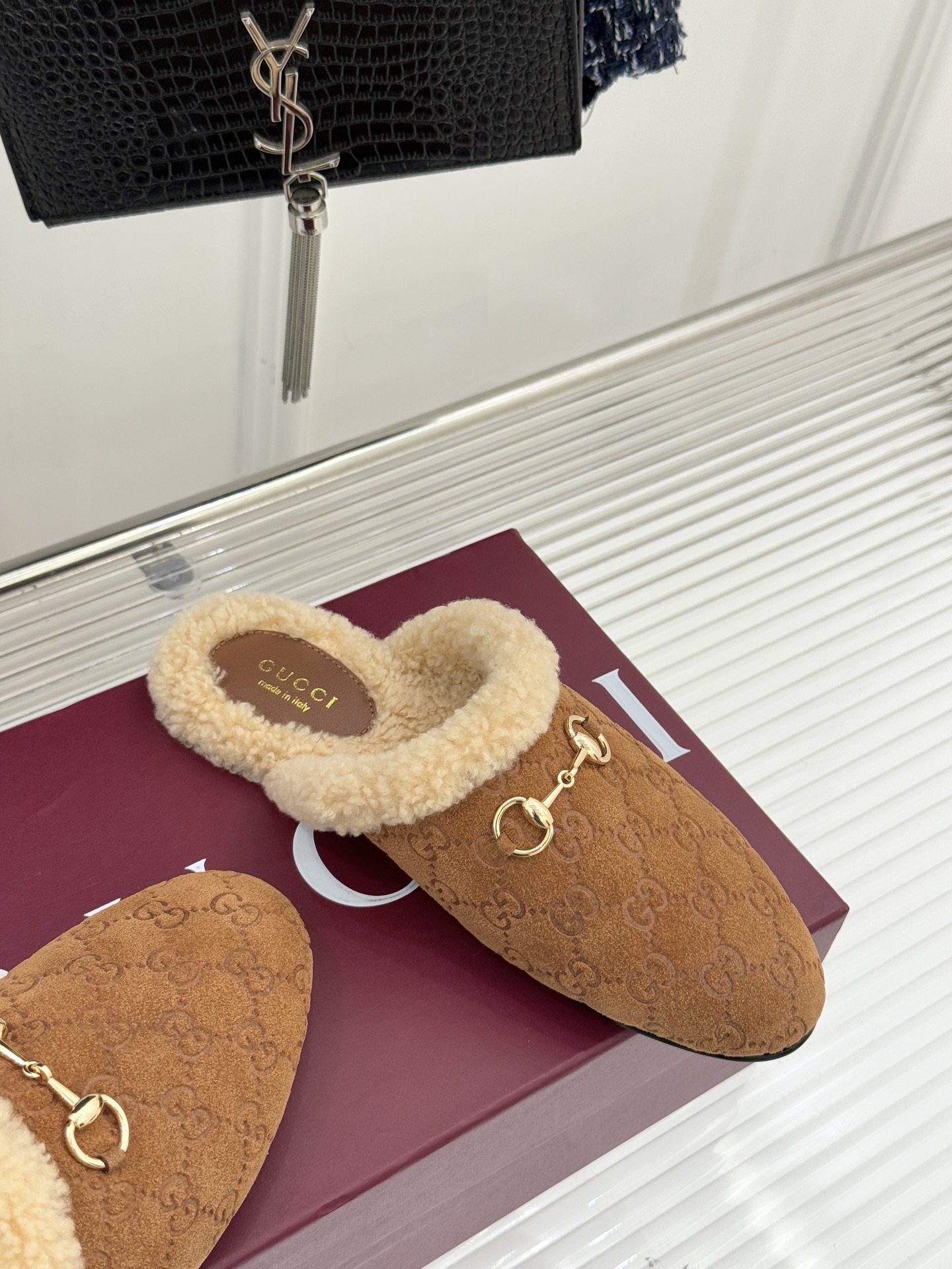 Gucci/古驰25WF新品马衔扣压花包头半拖毛拖经典马衔扣压花烙刻品牌基因进口柔软羊羔毛感裹住脚踝包头