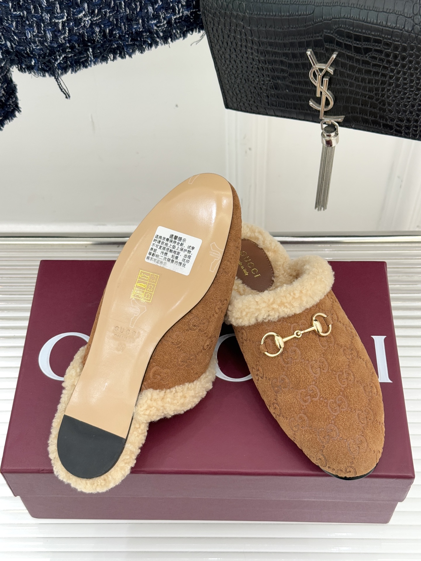 Gucci/古驰25WF新品马衔扣压花包头半拖毛拖经典马衔扣压花烙刻品牌基因进口柔软羊羔毛感裹住脚踝包头