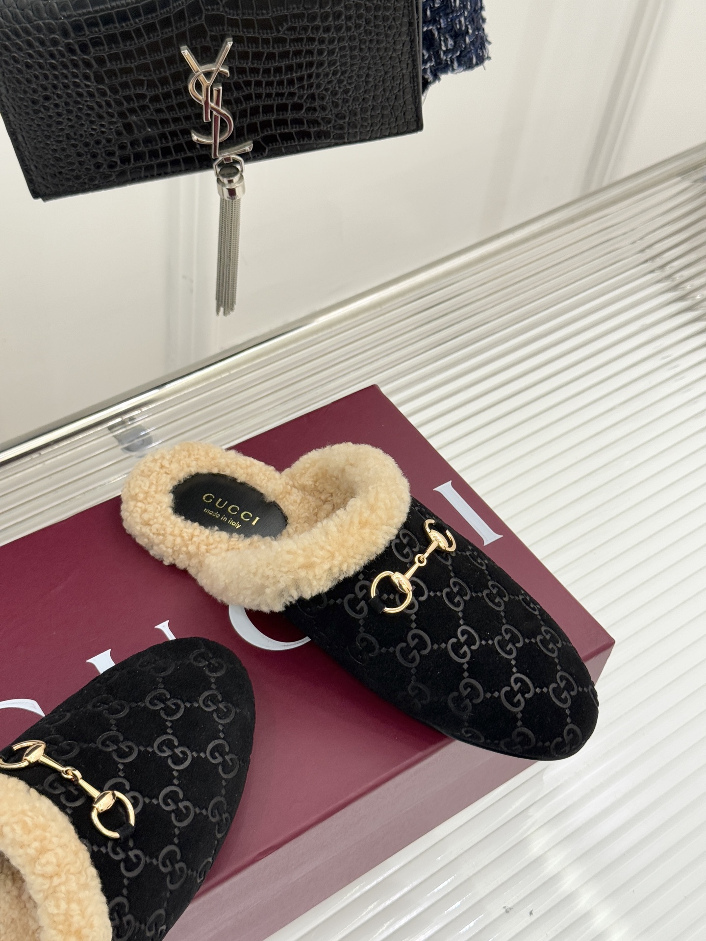 Gucci/古驰25WF新品马衔扣压花包头半拖毛拖经典马衔扣压花烙刻品牌基因进口柔软羊羔毛感裹住脚踝包头