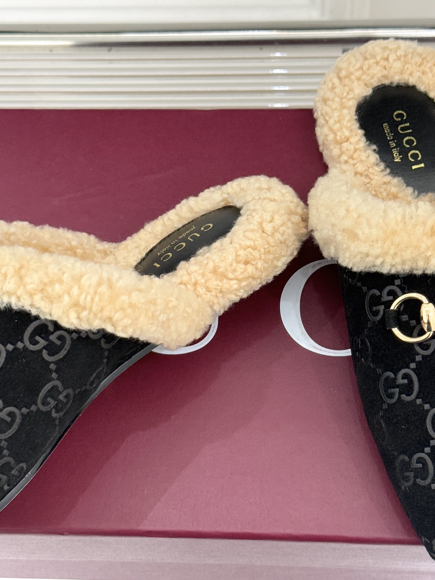 Gucci/古驰25WF新品马衔扣压花包头半拖毛拖经典马衔扣压花烙刻品牌基因进口柔软羊羔毛感裹住脚踝包头