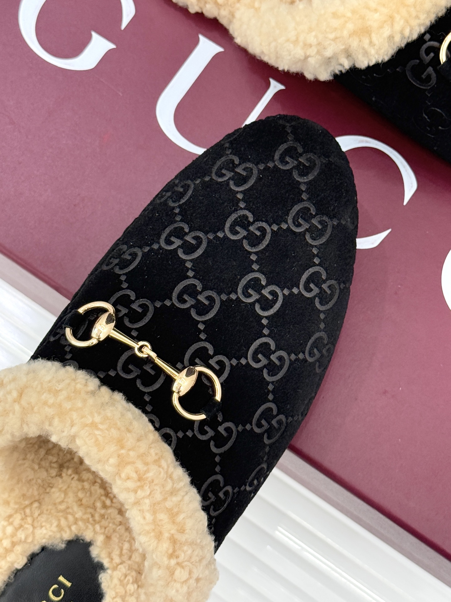 Gucci/古驰25WF新品马衔扣压花包头半拖毛拖经典马衔扣压花烙刻品牌基因进口柔软羊羔毛感裹住脚踝包头