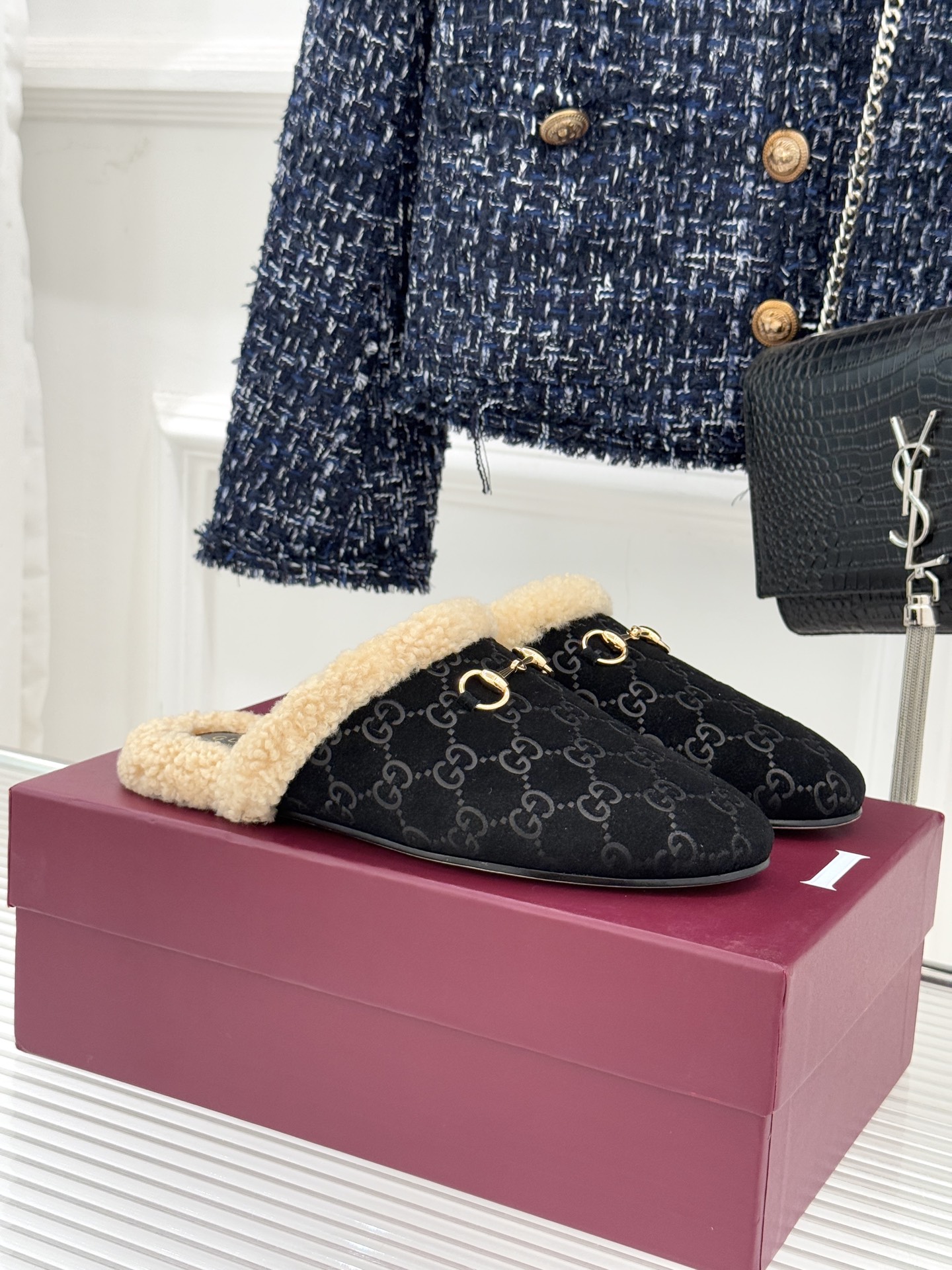 Gucci/古驰25WF新品马衔扣压花包头半拖毛拖经典马衔扣压花烙刻品牌基因进口柔软羊羔毛感裹住脚踝包头