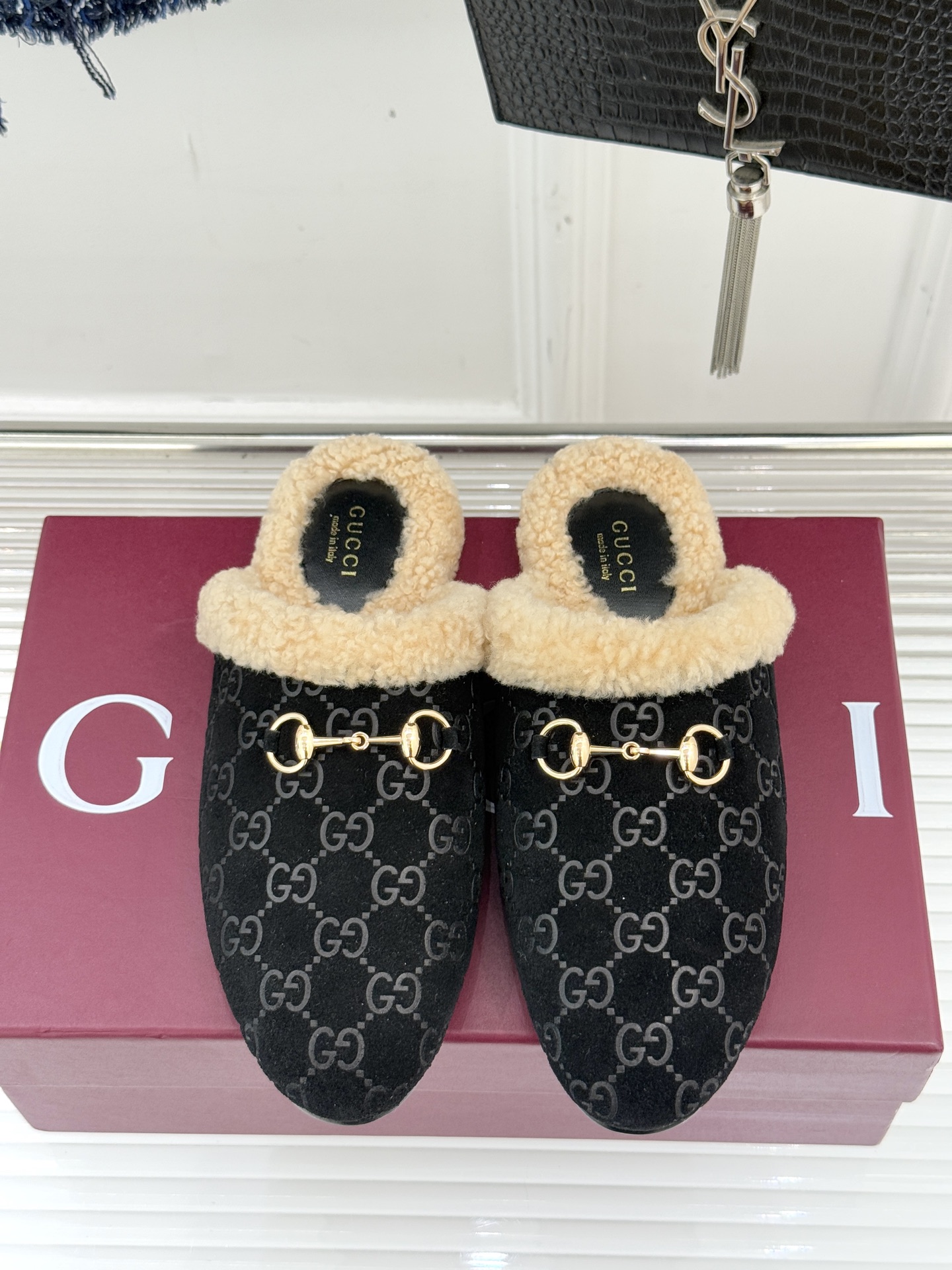 Gucci/古驰25WF新品马衔扣压花包头半拖毛拖经典马衔扣压花烙刻品牌基因进口柔软羊羔毛感裹住脚踝包头