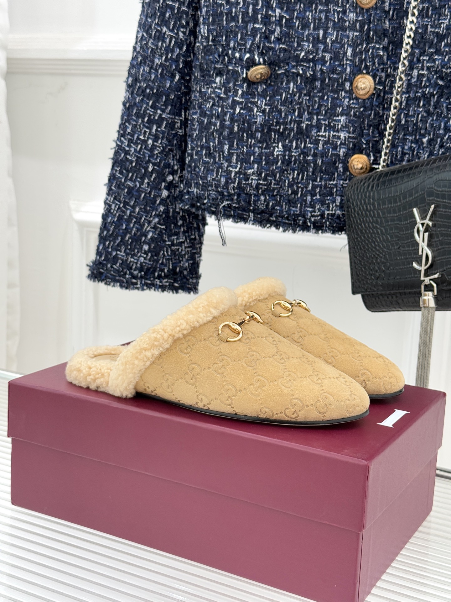 Gucci/古驰25WF新品马衔扣压花包头半拖毛拖经典马衔扣压花烙刻品牌基因进口柔软羊羔毛感裹住脚踝包头