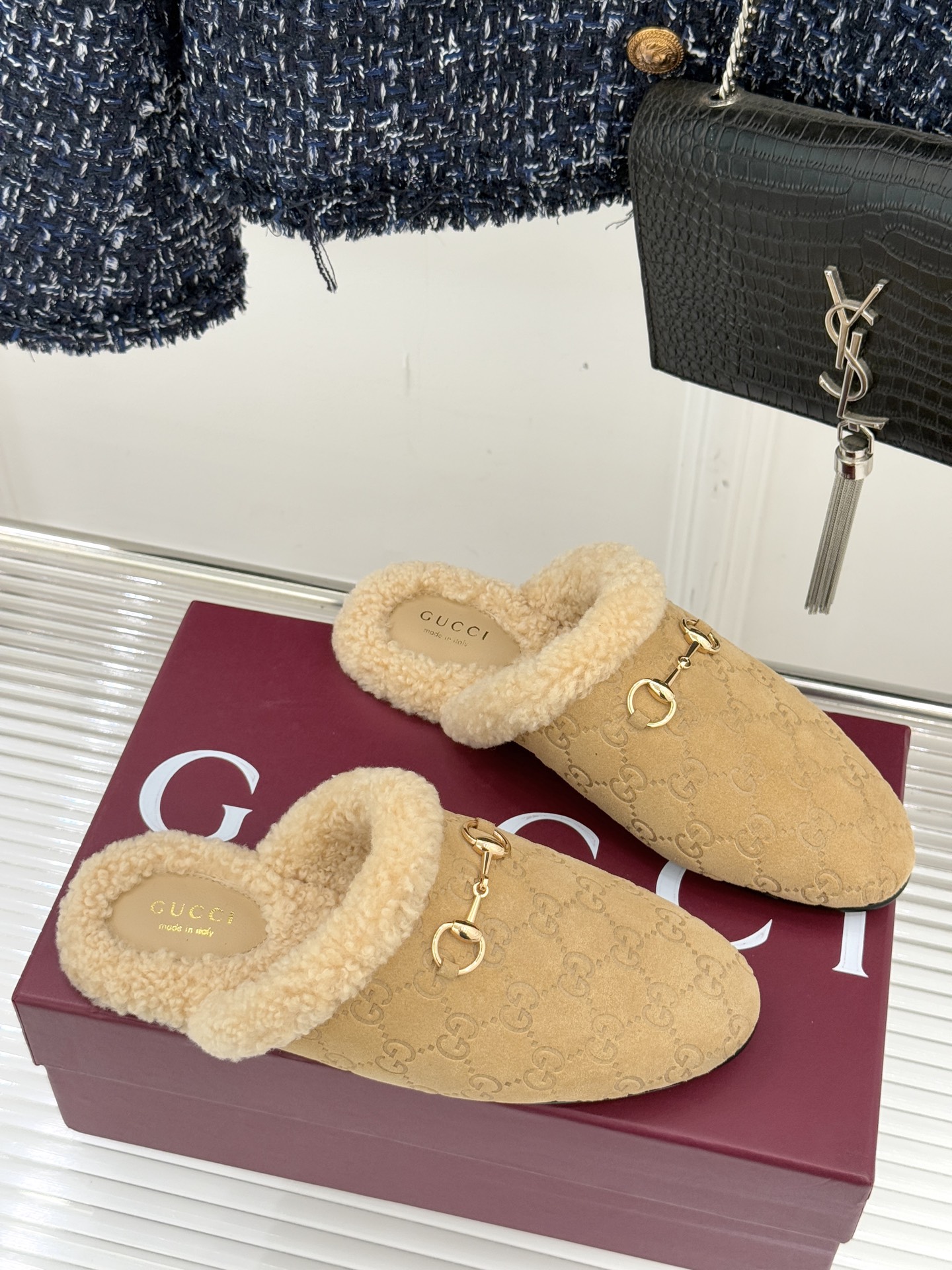 Gucci/古驰25WF新品马衔扣压花包头半拖毛拖经典马衔扣压花烙刻品牌基因进口柔软羊羔毛感裹住脚踝包头