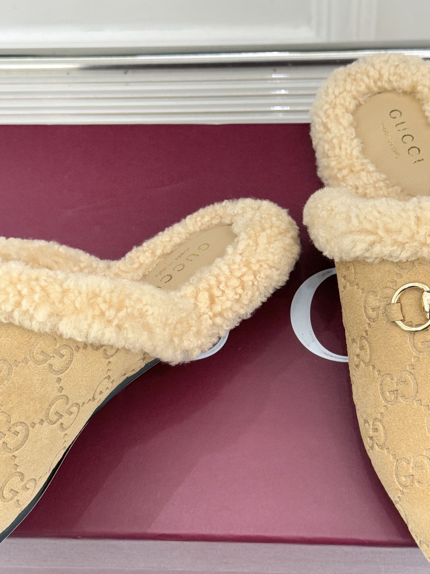 Gucci/古驰25WF新品马衔扣压花包头半拖毛拖经典马衔扣压花烙刻品牌基因进口柔软羊羔毛感裹住脚踝包头