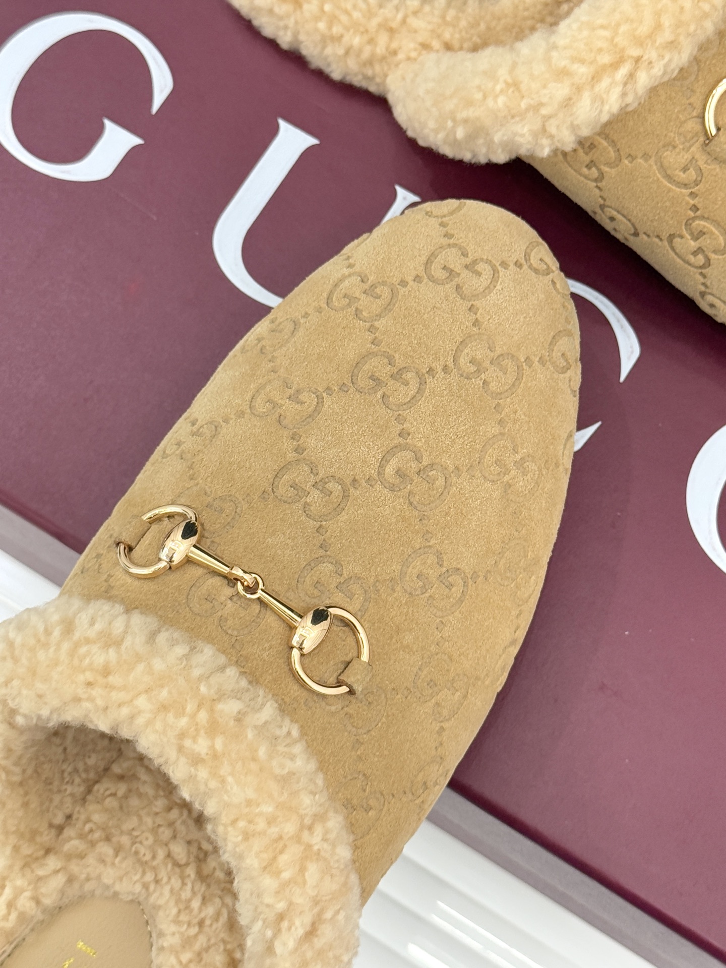 Gucci/古驰25WF新品马衔扣压花包头半拖毛拖经典马衔扣压花烙刻品牌基因进口柔软羊羔毛感裹住脚踝包头