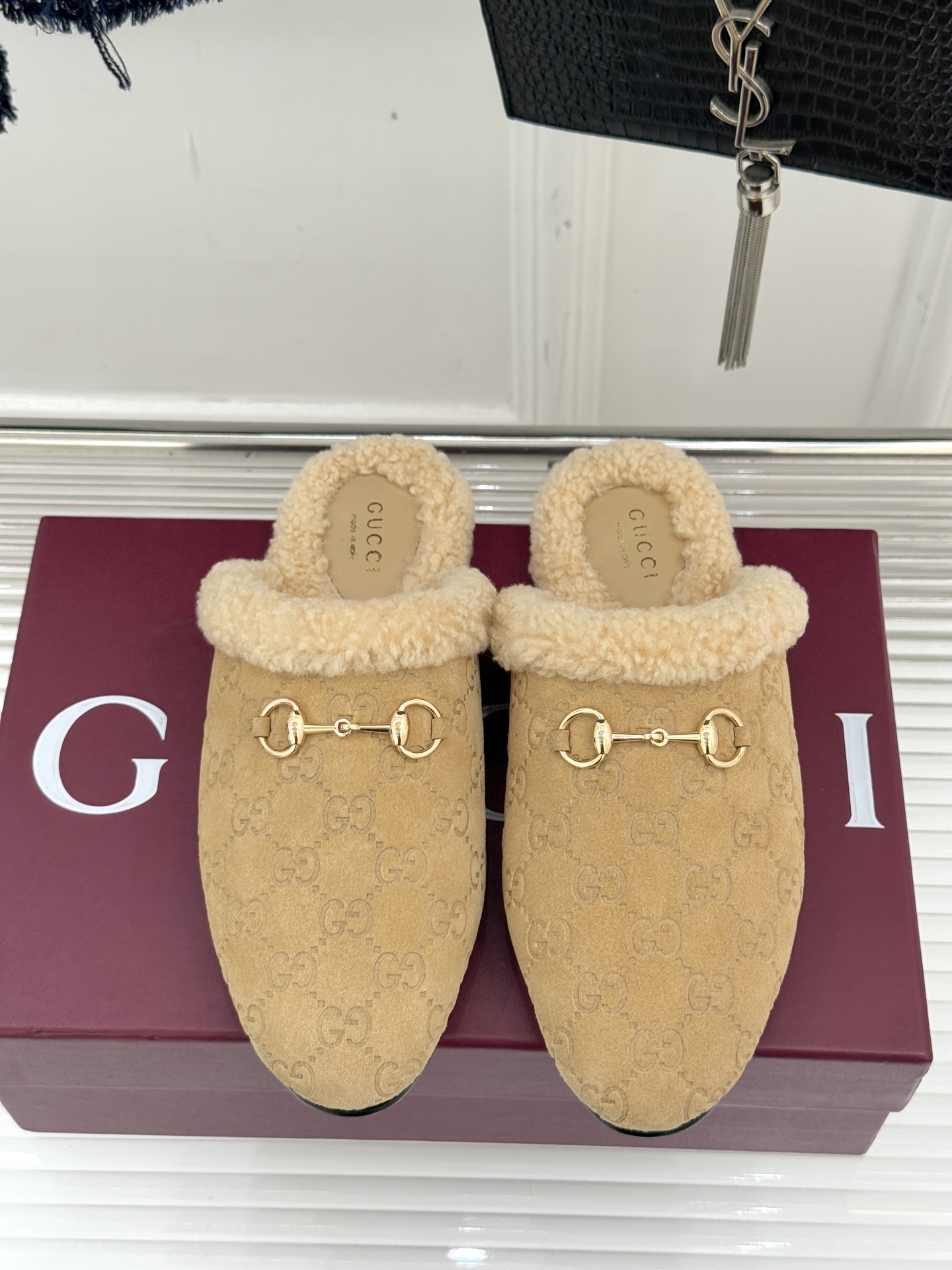 Gucci/古驰25WF新品马衔扣压花包头半拖毛拖经典马衔扣压花烙刻品牌基因进口柔软羊羔毛感裹住脚踝包头