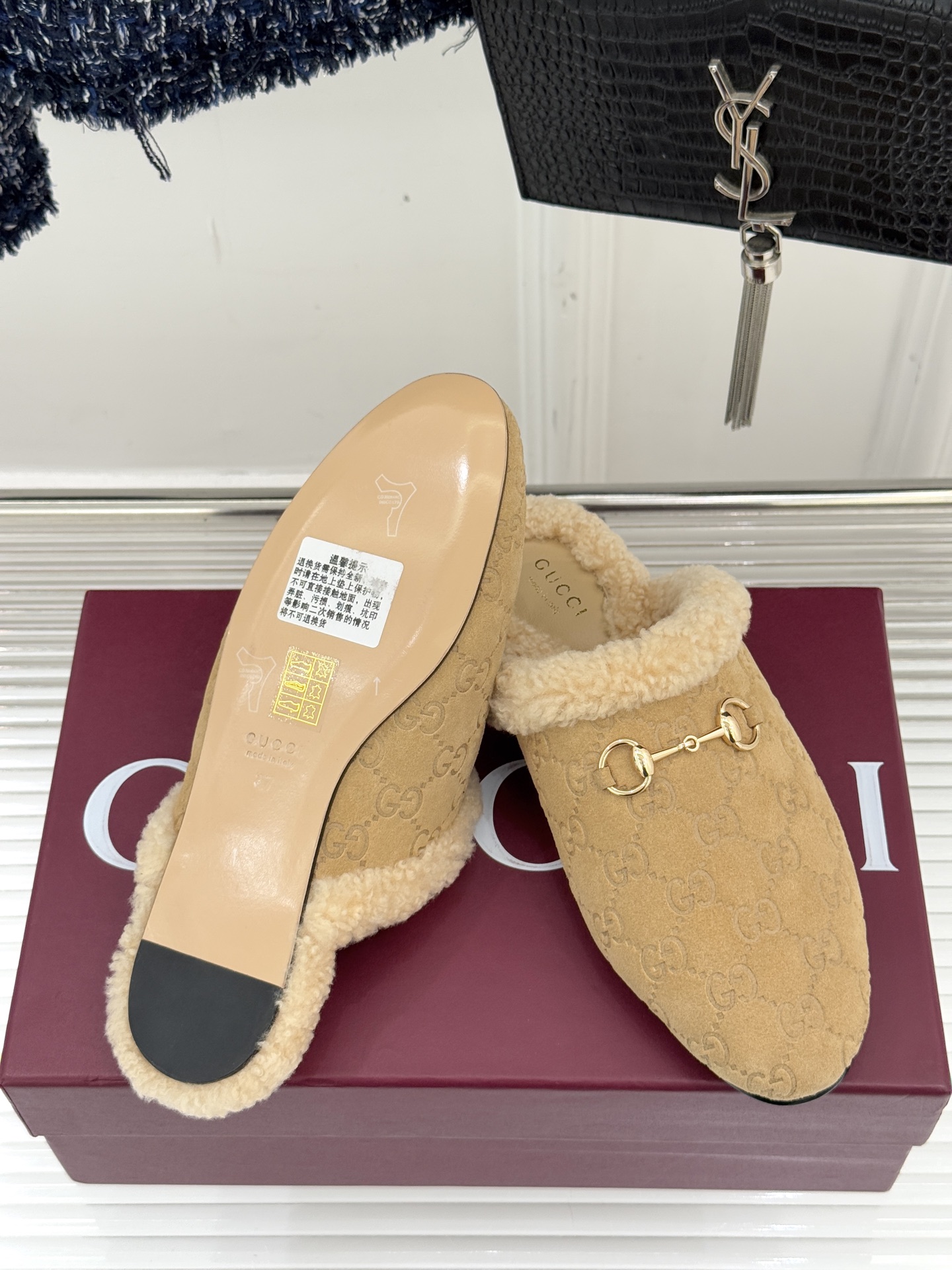 Gucci/古驰25WF新品马衔扣压花包头半拖毛拖经典马衔扣压花烙刻品牌基因进口柔软羊羔毛感裹住脚踝包头