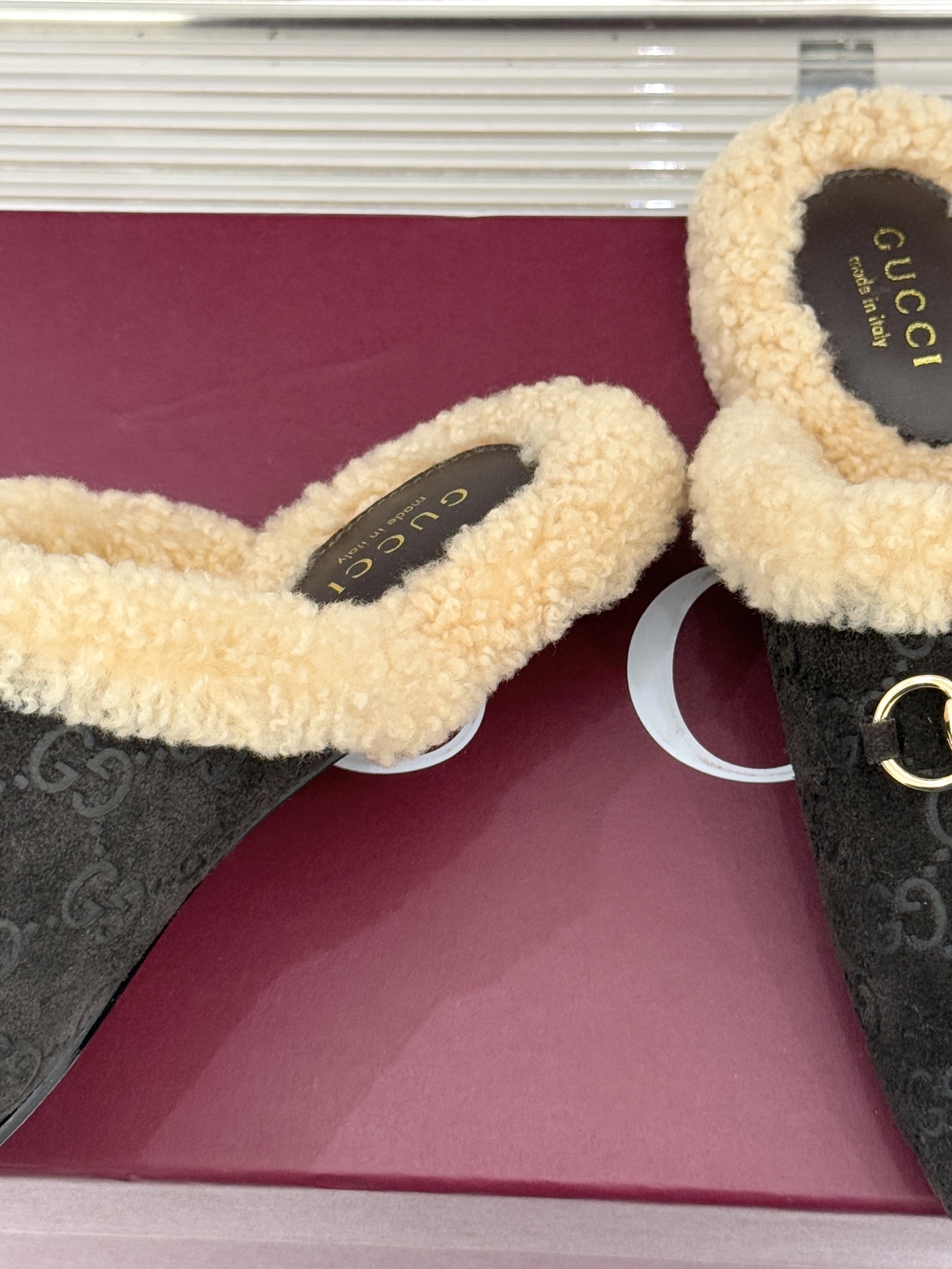 Gucci/古驰25WF新品马衔扣压花包头半拖毛拖经典马衔扣压花烙刻品牌基因进口柔软羊羔毛感裹住脚踝包头