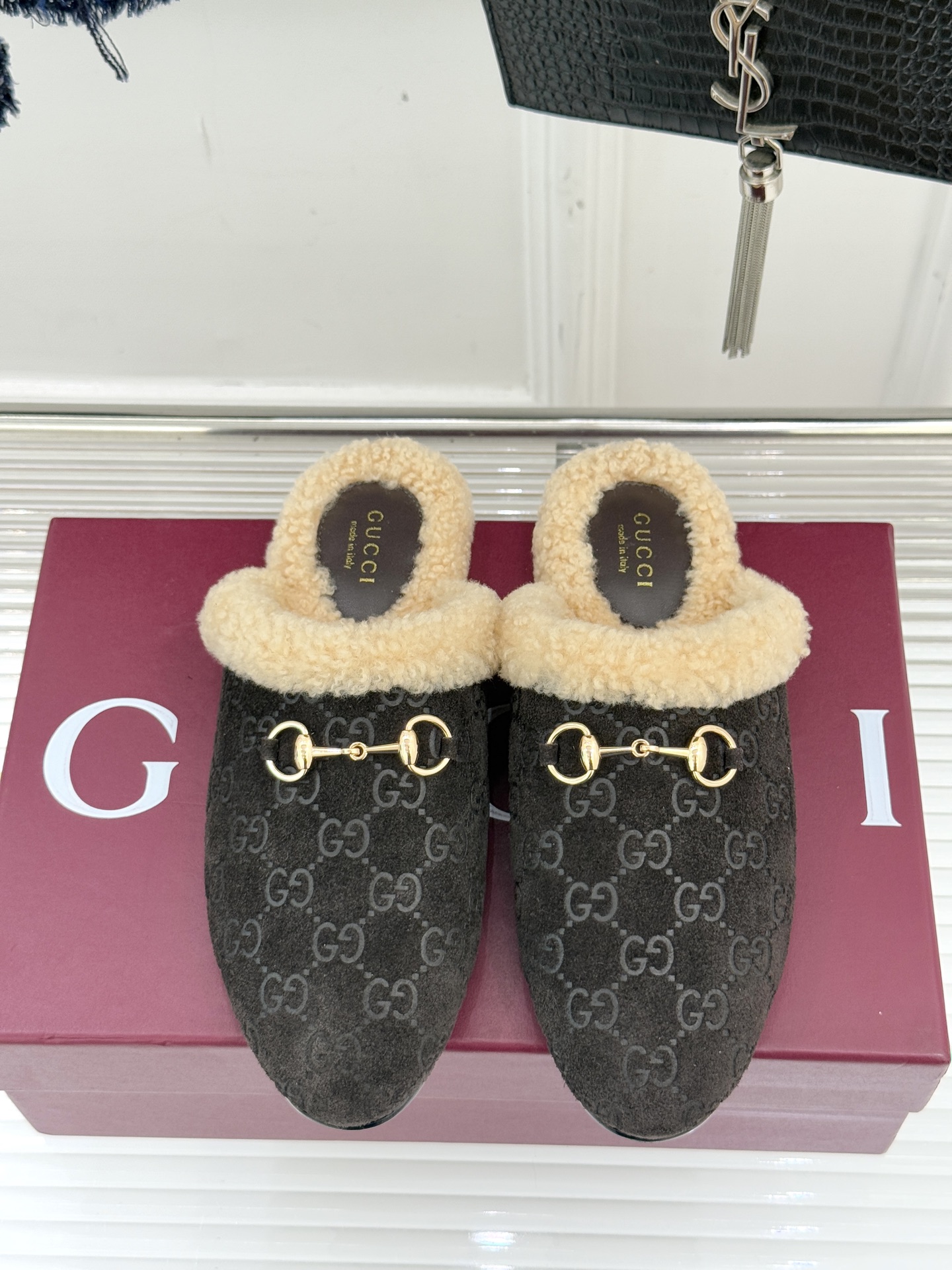 Gucci/古驰25WF新品马衔扣压花包头半拖毛拖经典马衔扣压花烙刻品牌基因进口柔软羊羔毛感裹住脚踝包头