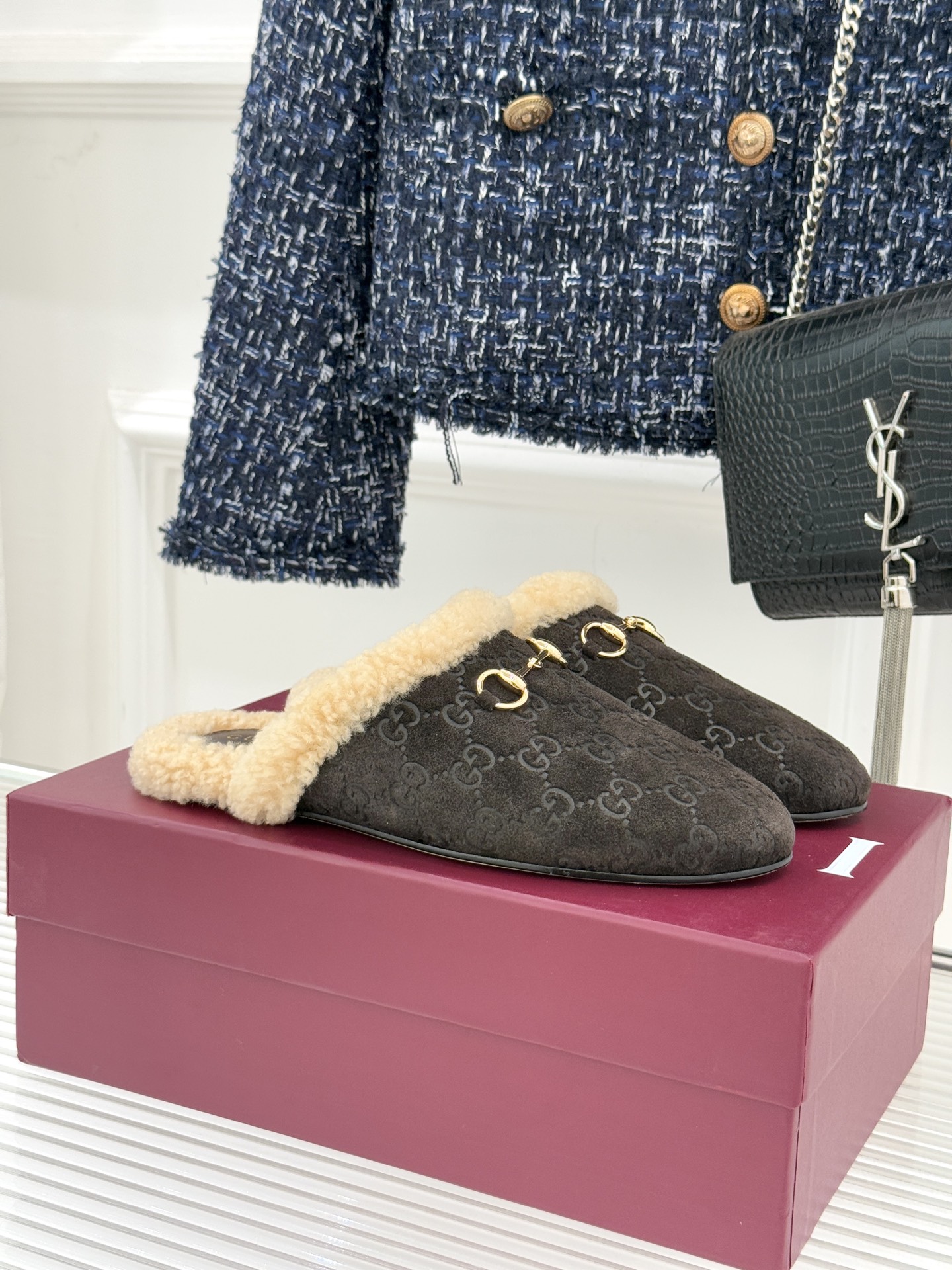 Gucci/古驰25WF新品马衔扣压花包头半拖毛拖经典马衔扣压花烙刻品牌基因进口柔软羊羔毛感裹住脚踝包头