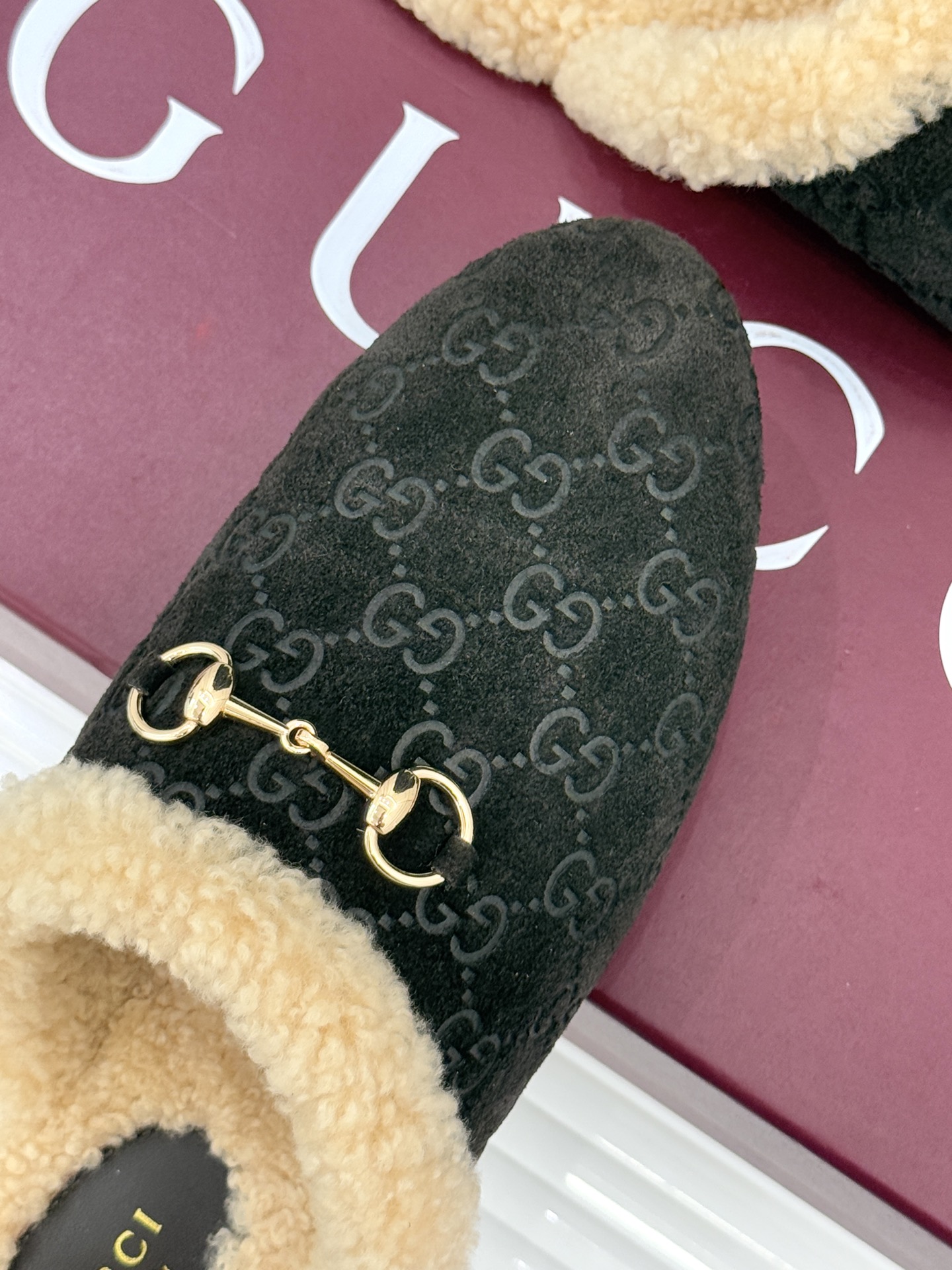 Gucci/古驰25WF新品马衔扣压花包头半拖毛拖经典马衔扣压花烙刻品牌基因进口柔软羊羔毛感裹住脚踝包头