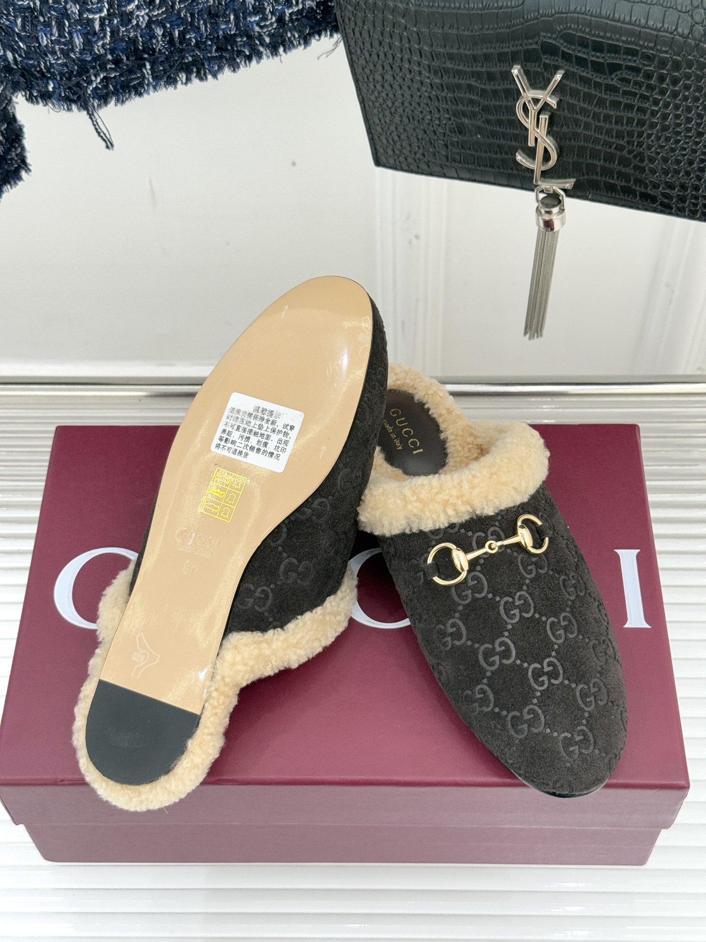 Gucci/古驰25WF新品马衔扣压花包头半拖毛拖经典马衔扣压花烙刻品牌基因进口柔软羊羔毛感裹住脚踝包头