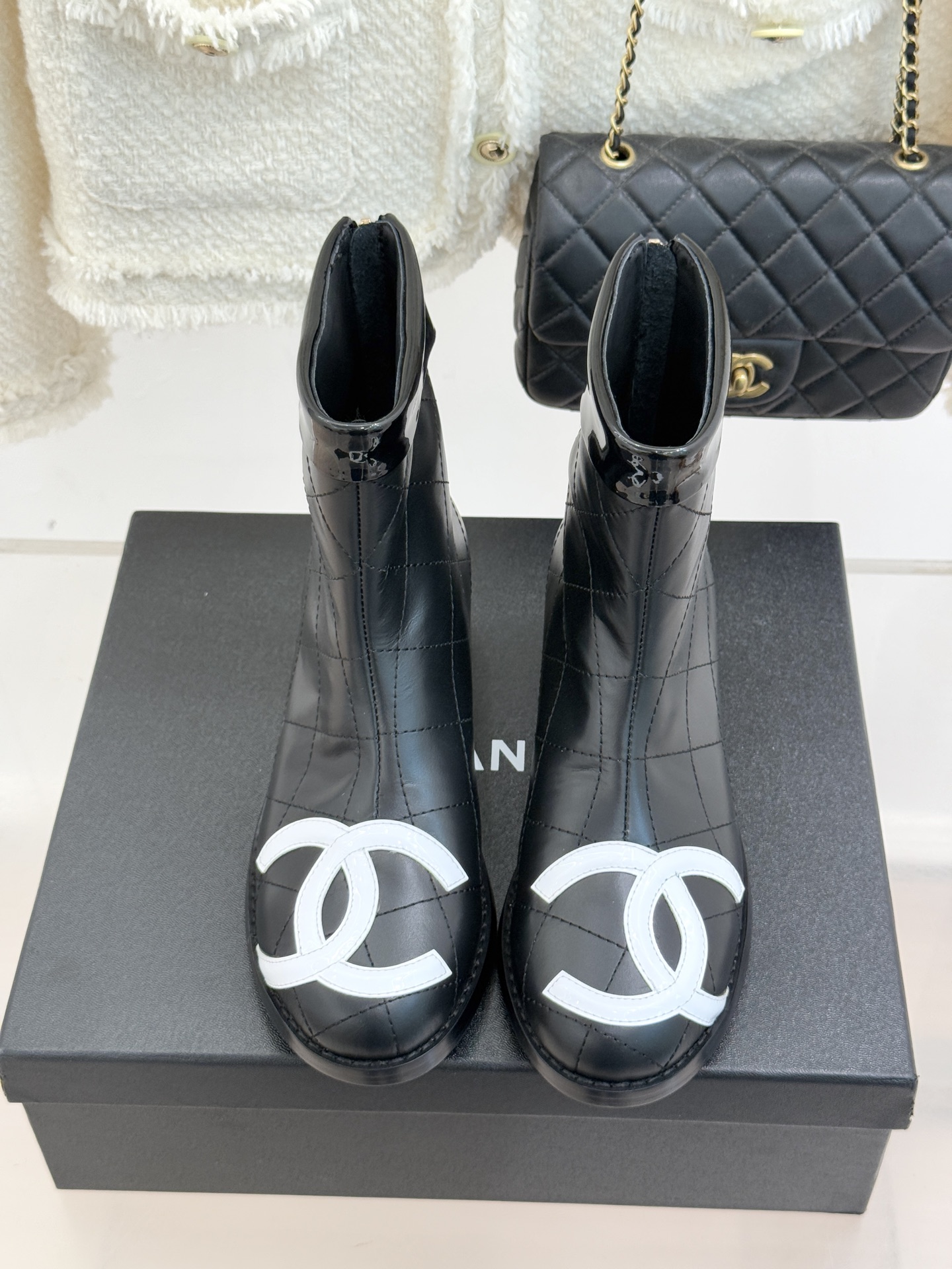 CHANE*｜小香经典大双C菱格中古靴子系列！这双丽珍鞋 简直是时尚长河里的璀璨明珠它的设计极具辨识度 
