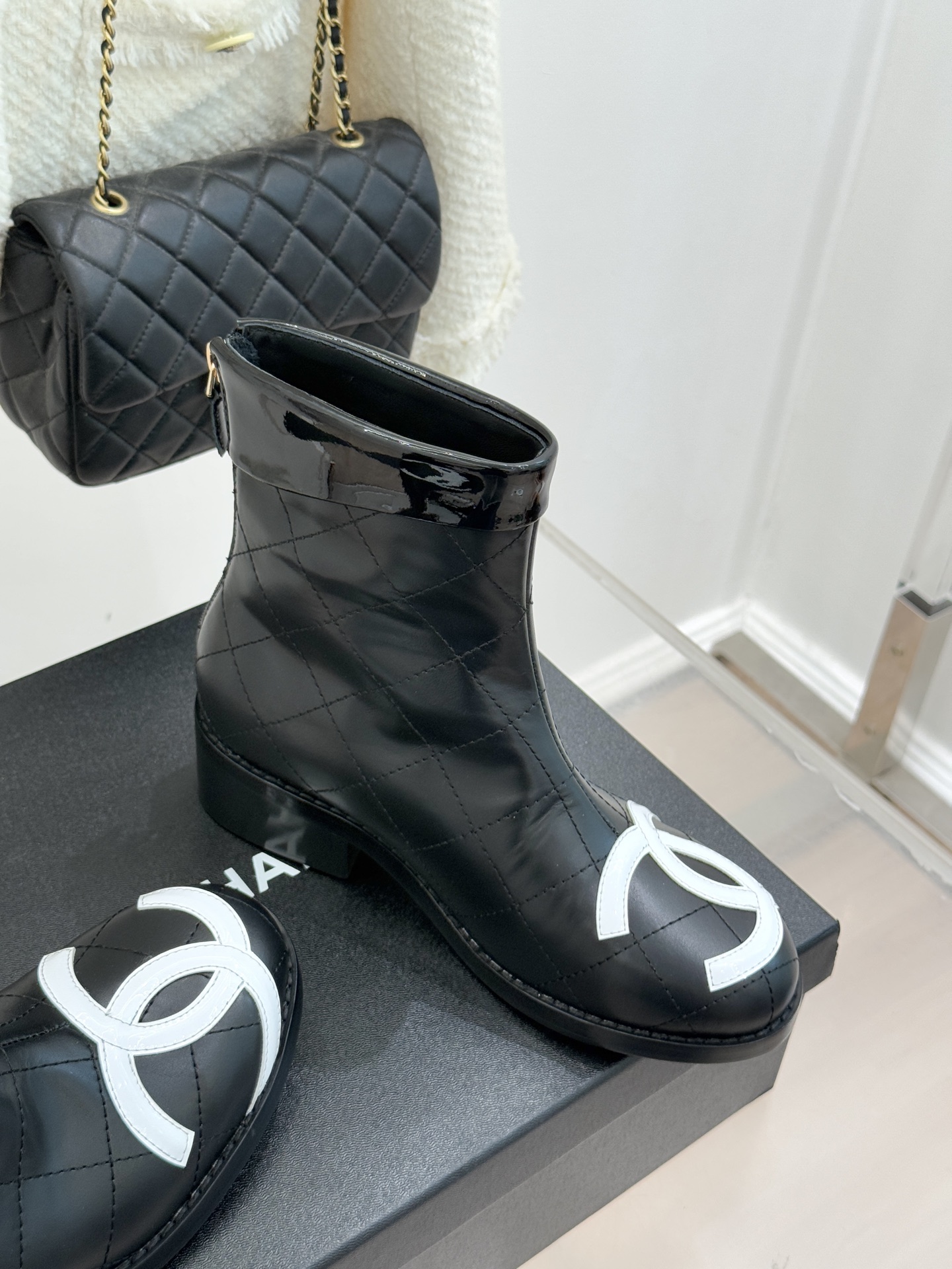 CHANE*｜小香经典大双C菱格中古靴子系列！这双丽珍鞋 简直是时尚长河里的璀璨明珠它的设计极具辨识度 