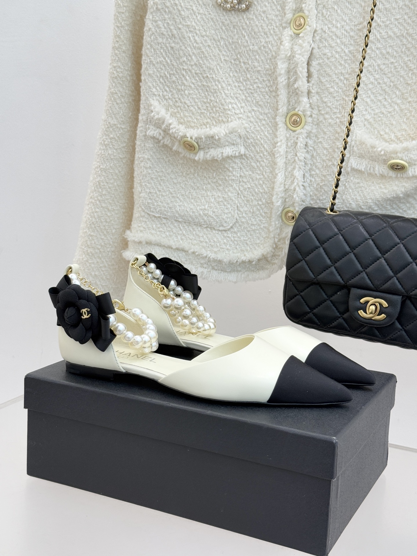 CHANE*｜小香25K新品脚环大珍珠双C山茶花尖头拼色平底中空凉鞋这款凉鞋以利落剪裁开启春夏序章。拼色