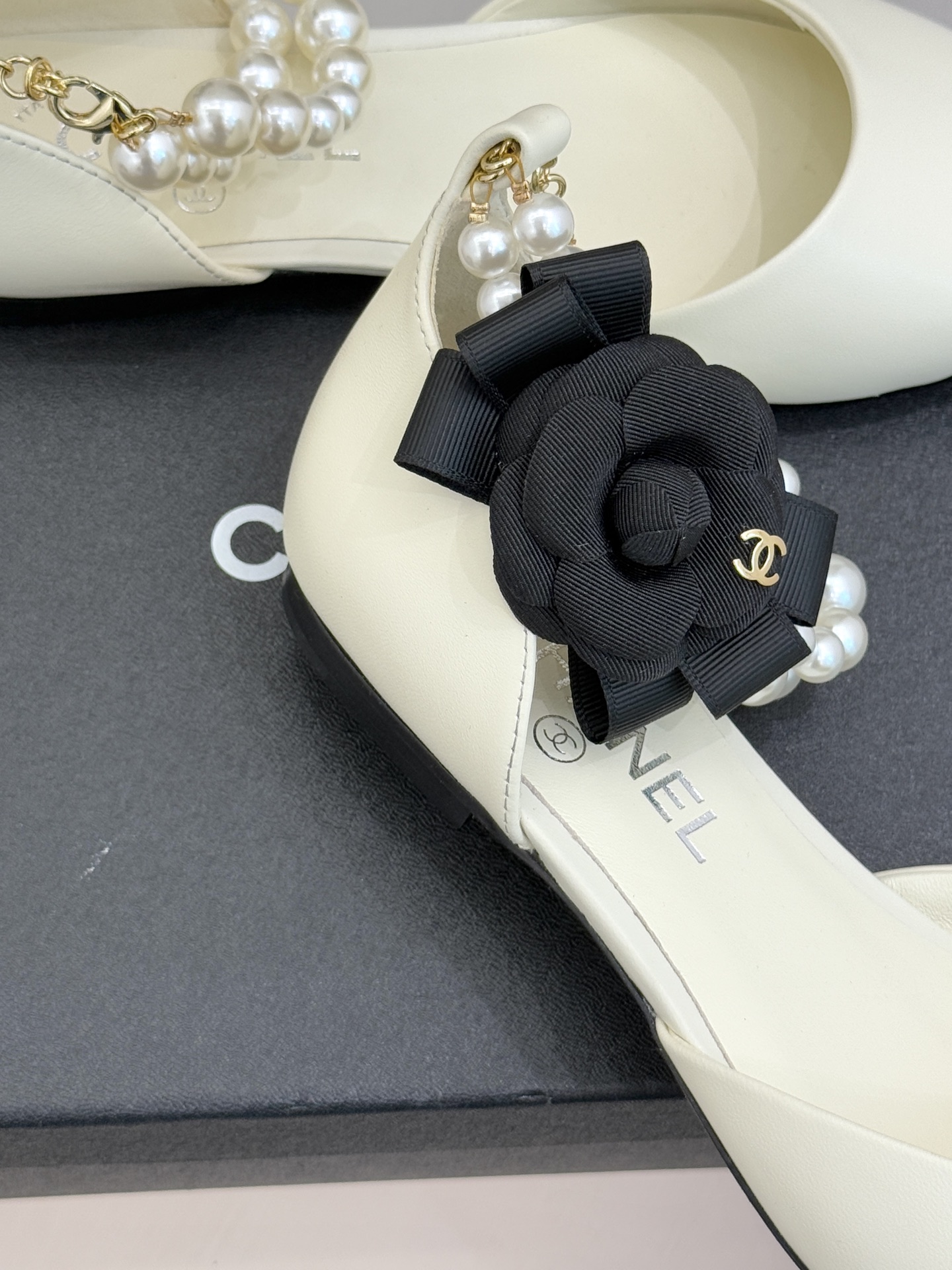 CHANE*｜小香25K新品脚环大珍珠双C山茶花尖头拼色平底中空凉鞋这款凉鞋以利落剪裁开启春夏序章。拼色