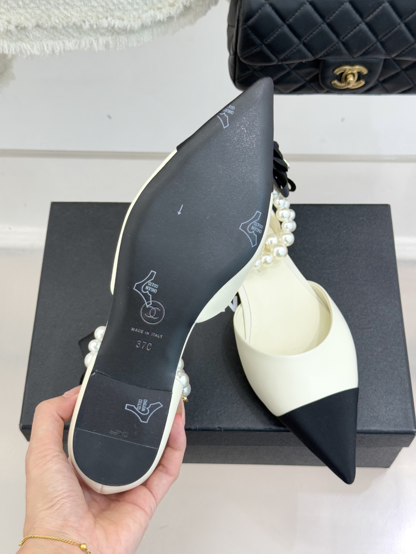 CHANE*｜小香25K新品脚环大珍珠双C山茶花尖头拼色平底中空凉鞋这款凉鞋以利落剪裁开启春夏序章。拼色