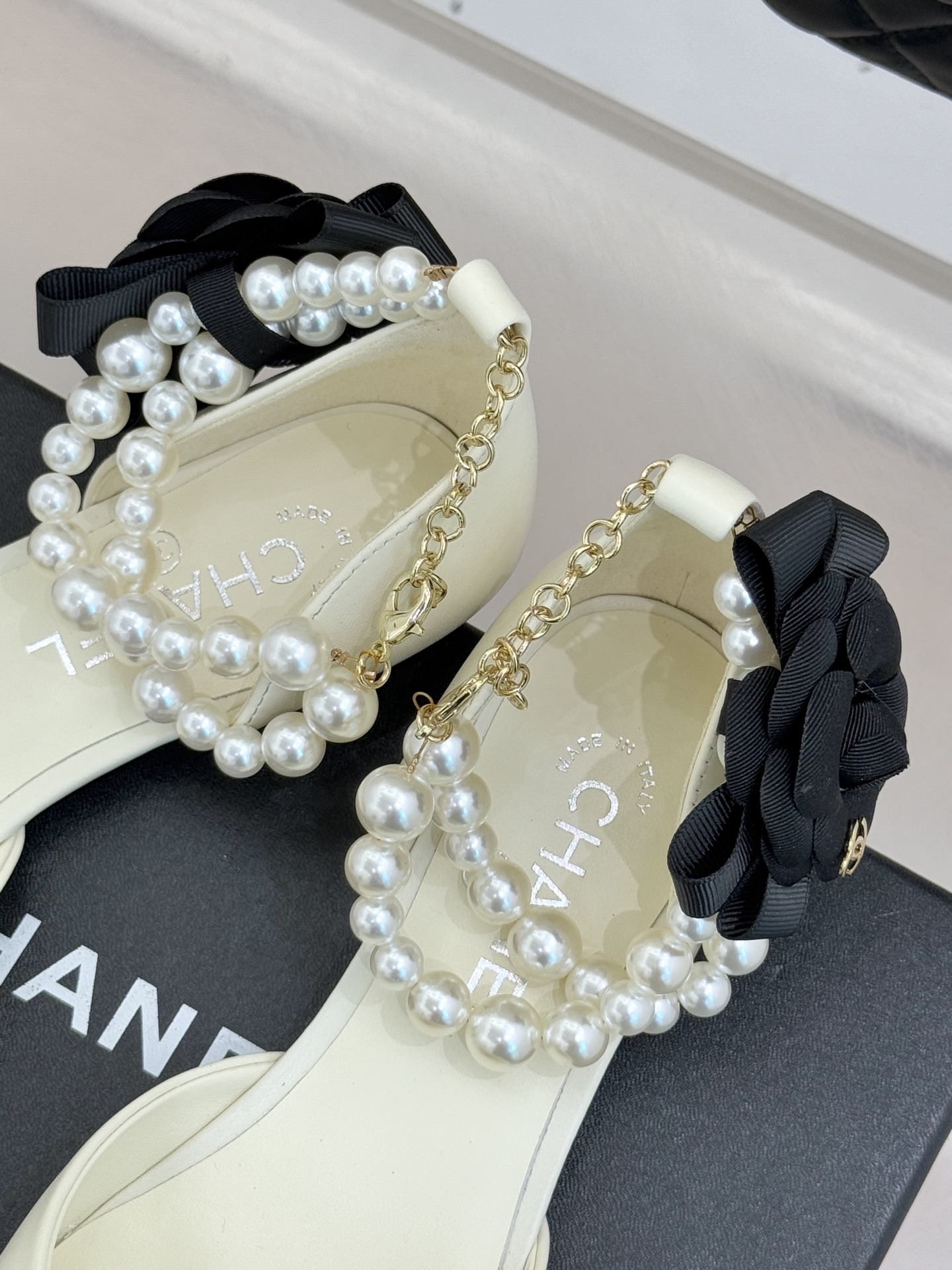 CHANE*｜小香25K新品脚环大珍珠双C山茶花尖头拼色平底中空凉鞋这款凉鞋以利落剪裁开启春夏序章。拼色