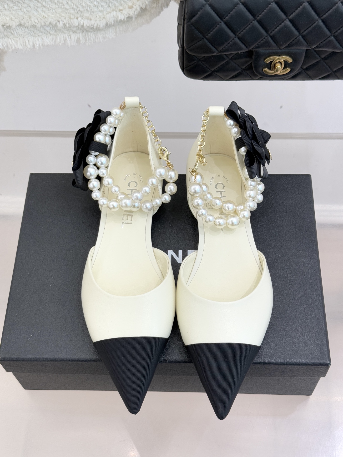 CHANE*｜小香25K新品脚环大珍珠双C山茶花尖头拼色平底中空凉鞋这款凉鞋以利落剪裁开启春夏序章。拼色