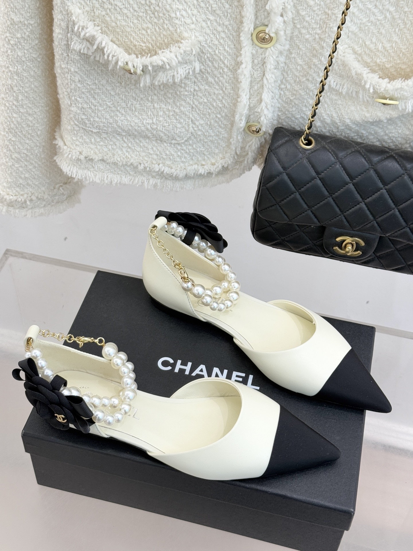 CHANE*｜小香25K新品脚环大珍珠双C山茶花尖头拼色平底中空凉鞋这款凉鞋以利落剪裁开启春夏序章。拼色