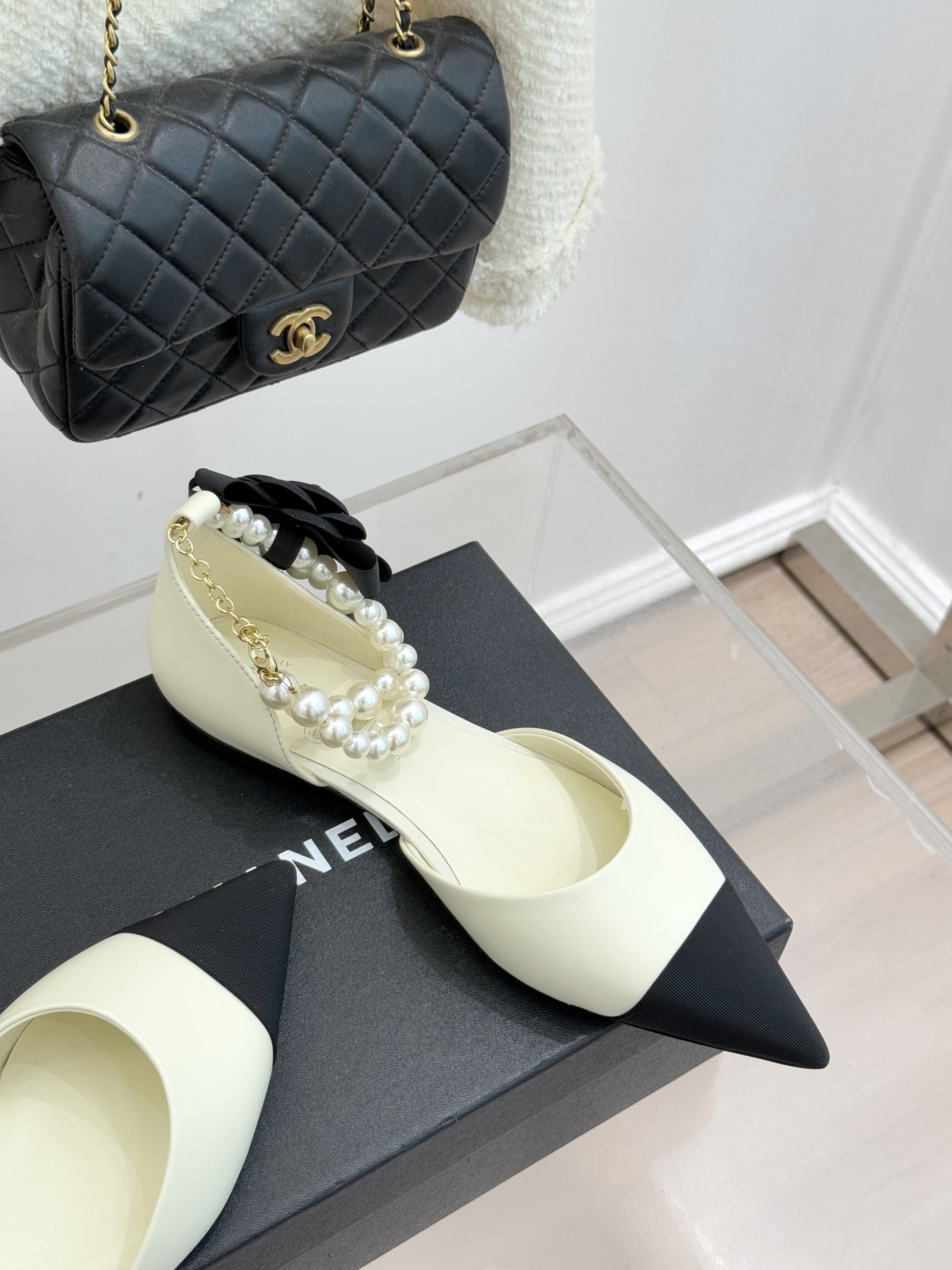 CHANE*｜小香25K新品脚环大珍珠双C山茶花尖头拼色平底中空凉鞋这款凉鞋以利落剪裁开启春夏序章。拼色