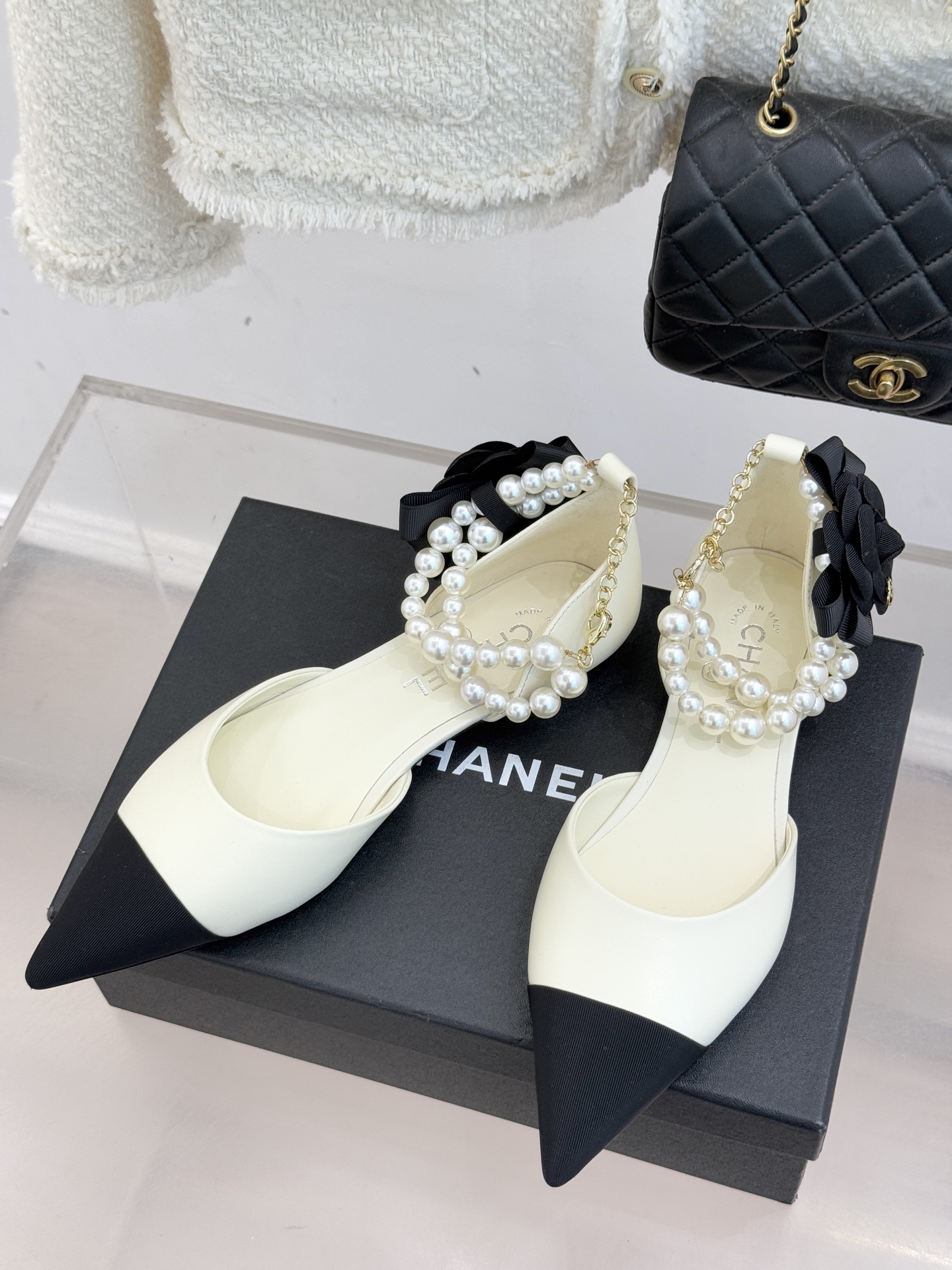 CHANE*｜小香25K新品脚环大珍珠双C山茶花尖头拼色平底中空凉鞋这款凉鞋以利落剪裁开启春夏序章。拼色