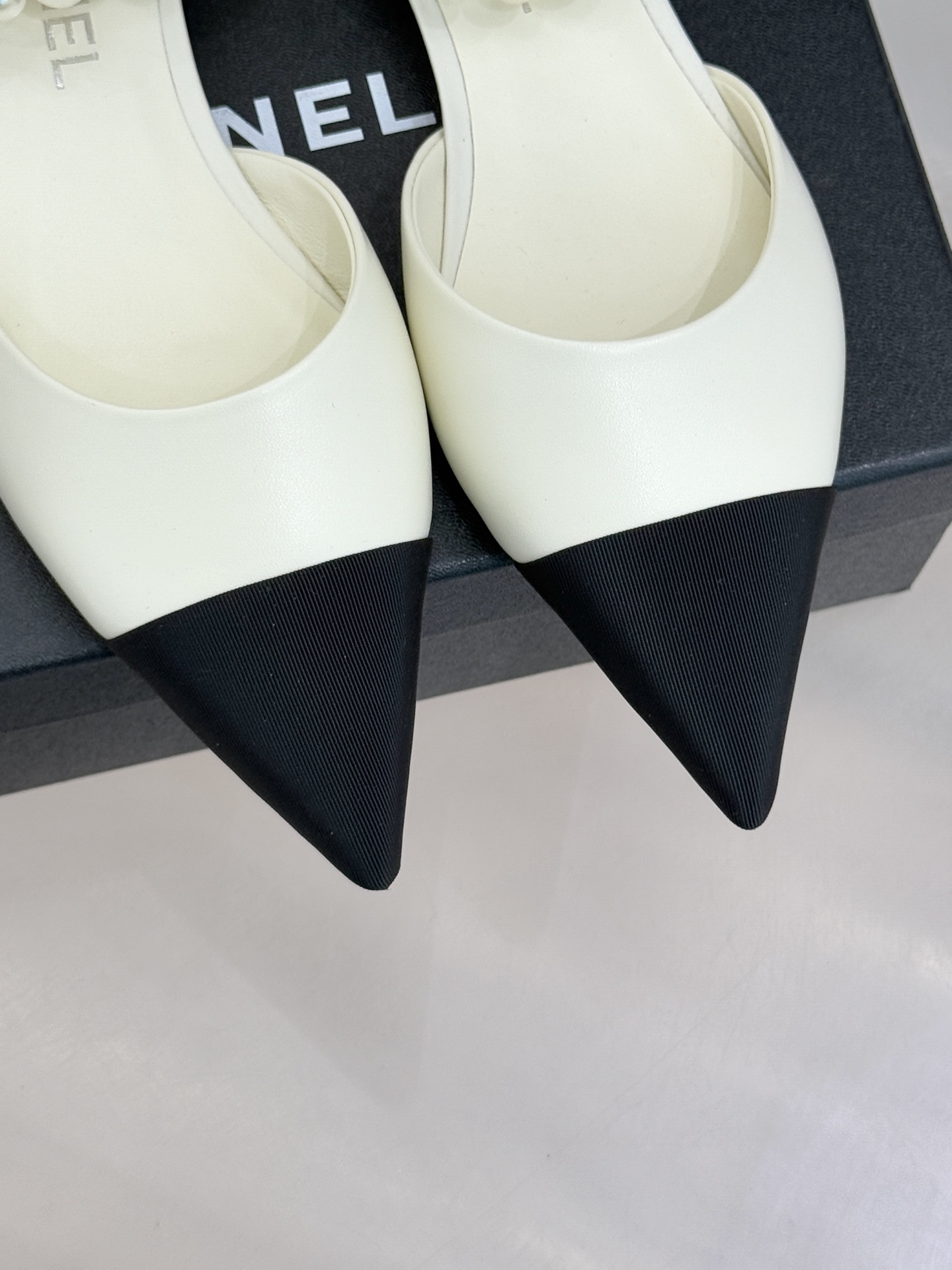 CHANE*｜小香25K新品脚环大珍珠双C山茶花尖头拼色平底中空凉鞋这款凉鞋以利落剪裁开启春夏序章。拼色